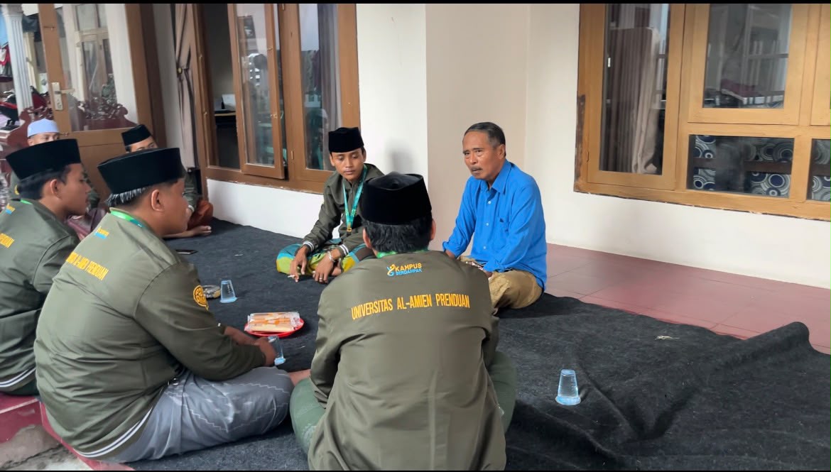 Silaturahmi ke Kediaman Kepala Desa Kaduara Timur Perkuat Sinergi Mahasiswa P2M UNIA Prenduan