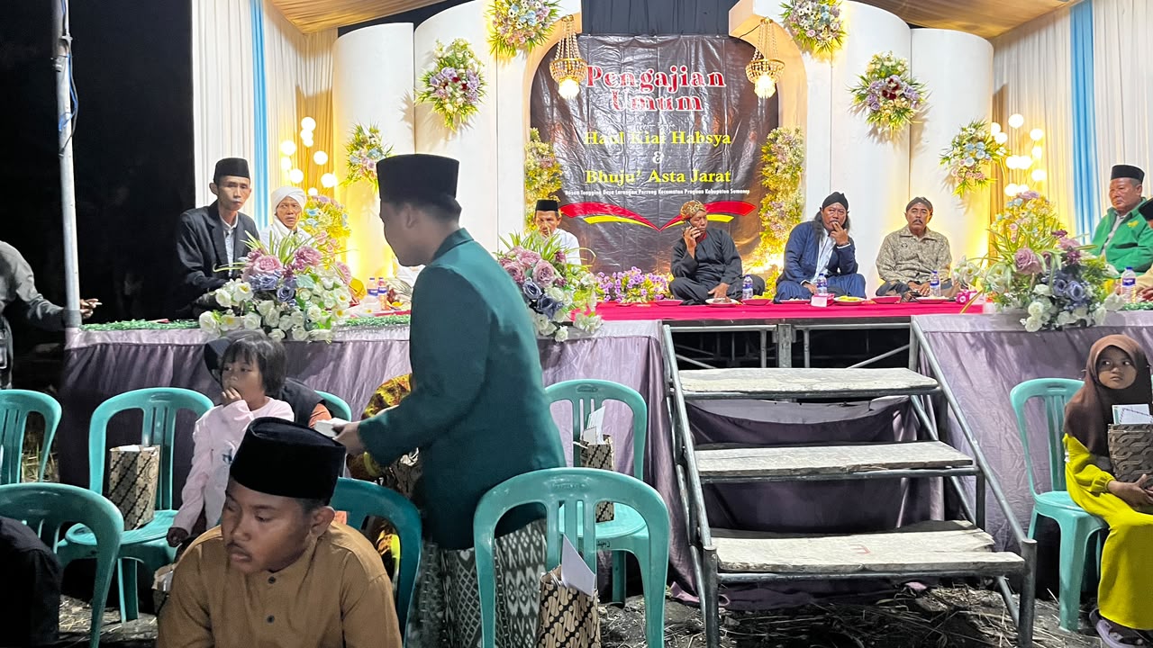 Peserta P2M Universitas Al-Amien Prenduan Ikut Bakti Sosial Santunan Anak Yatim pada Haul Kiai Habsya dan Asta Bhuju' Jarat