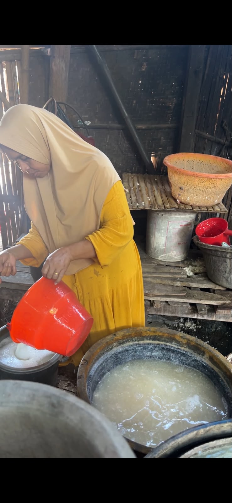 Wujudkan Smart Edu Village, Mahasiswi P2M Universitas Al-Amien Prenduan Gali Potensi UMKM Tahu di Dusun Ra'as