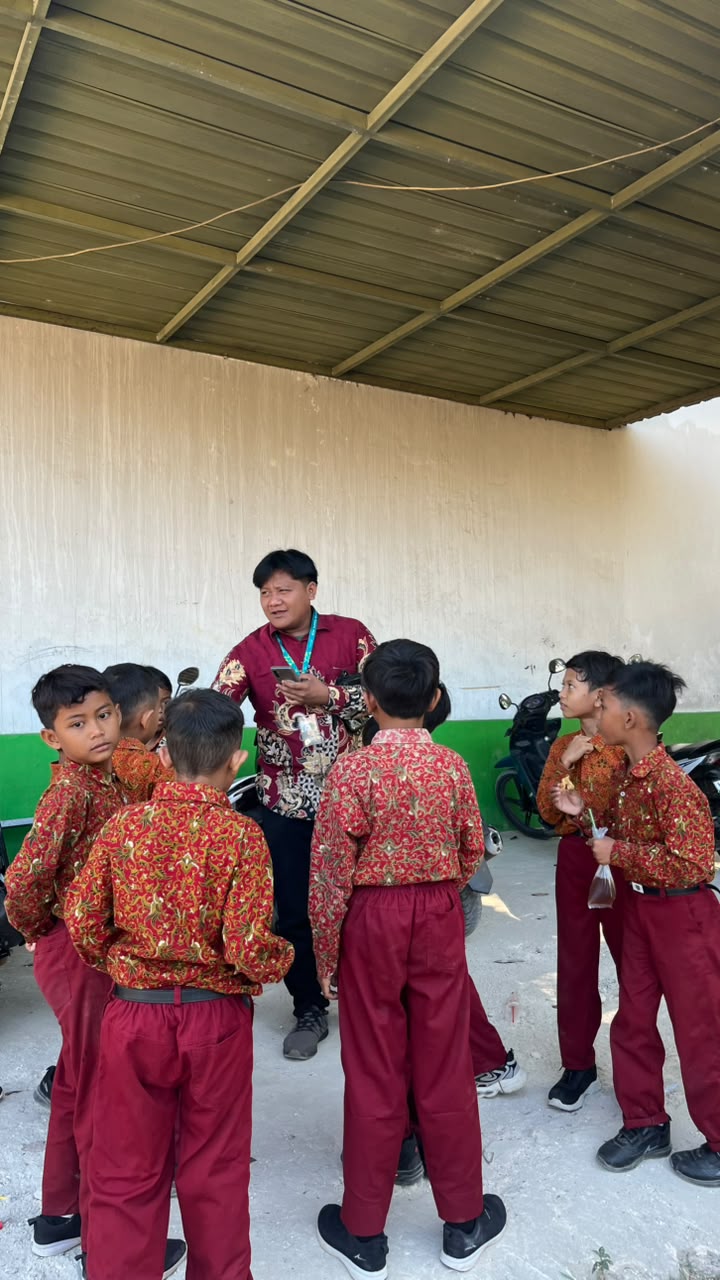 Mahasiswa P2M Universitas Al-Amien Prenduan Jalin Konsolidasi Awal dengan SDI Mabdaul Falah untuk Program Literasi dan MPLS