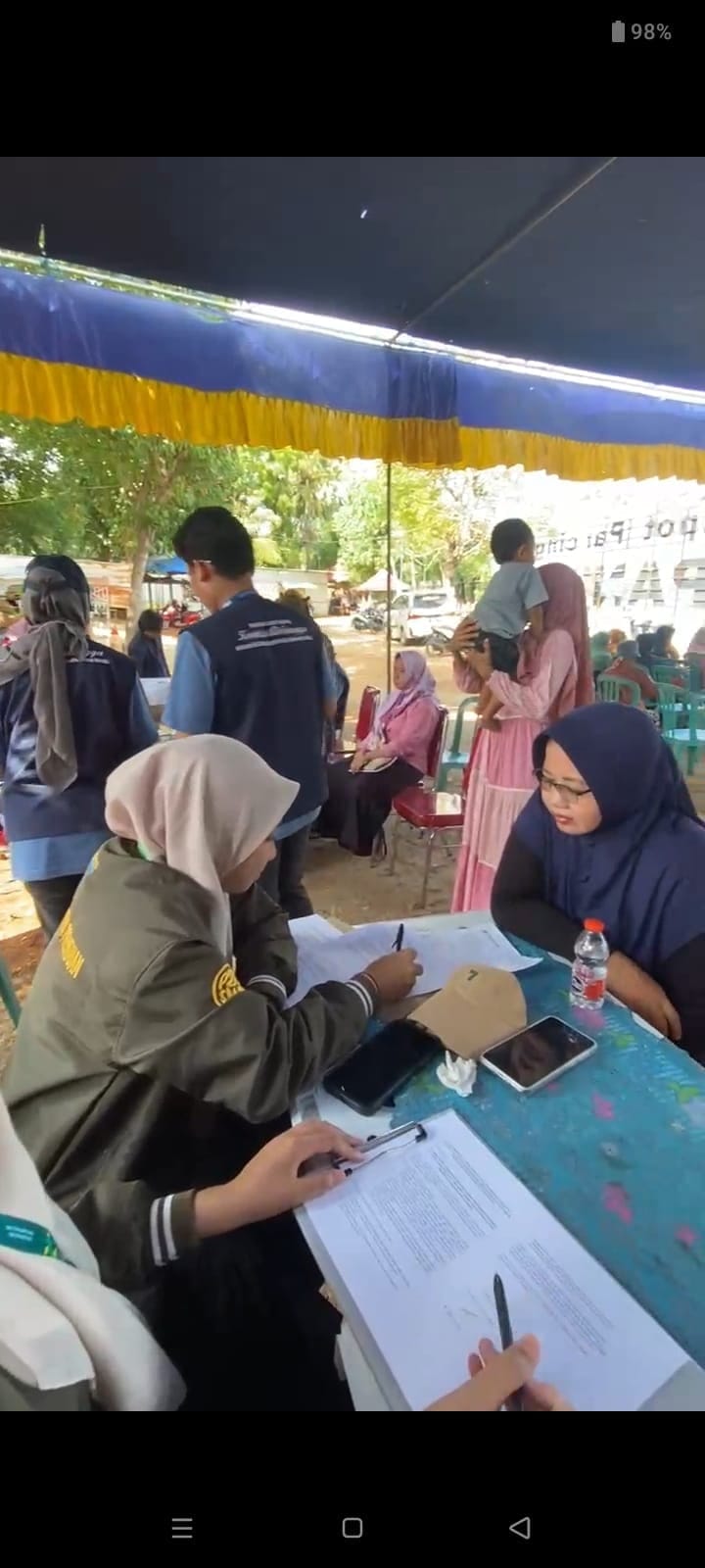 Mahasiswi P2M Universitas Al-Amien Prenduan Berpartisipasi dalam Layanan Kesehatan Gratis di Desa Lobuk