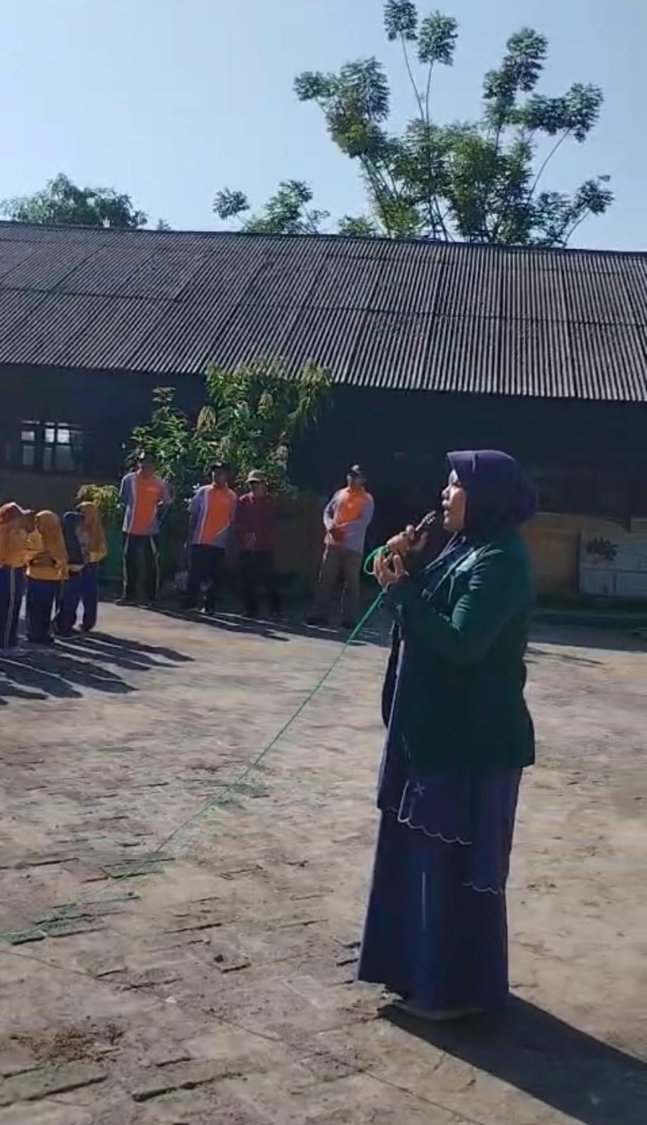 Mahasiswi P2M UNIA Prenduan Dampingi Penutupan MPLS SDN Galis 1