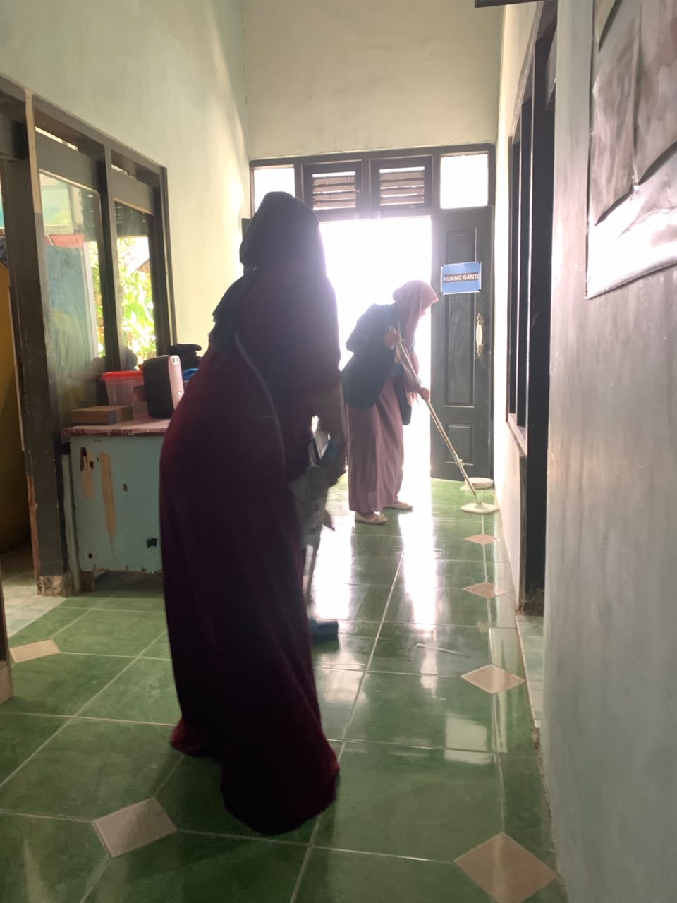 gotong royong bersama perangkat desa di balai desa