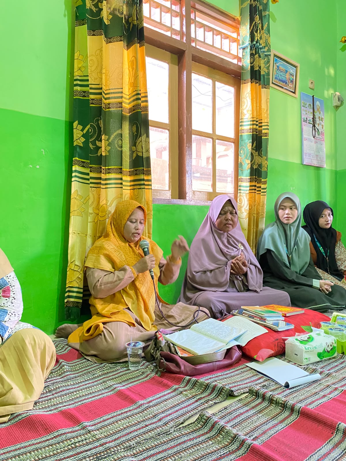 Pererat Silaturahmi, Mahasiswa P2M UNIA Prenduan Hadiri Muslimatan Warga