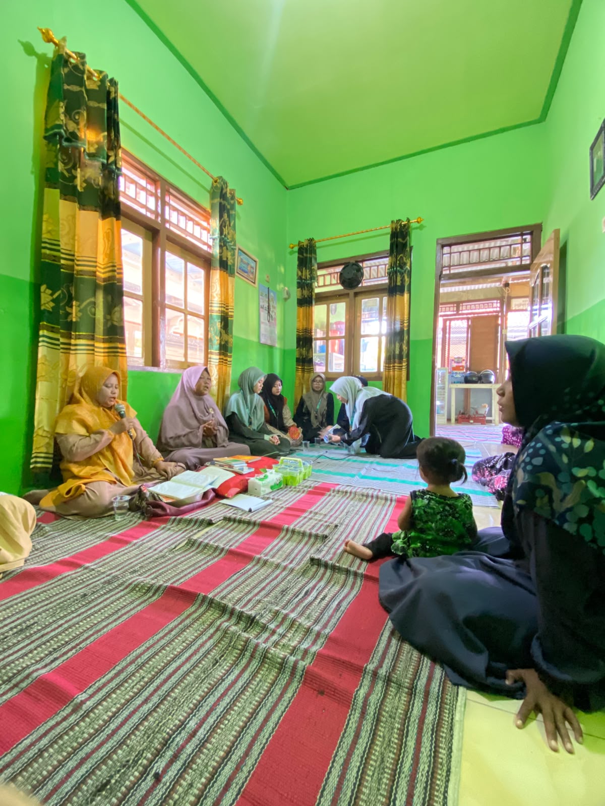 Mengikuti pengajian mingguan bersama masyarakat Desa Jumiang 