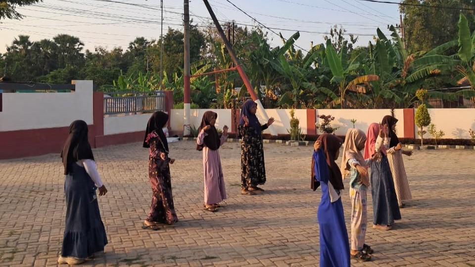 Jalan Santai dan Senam Bersama, Mahasiswa P2M UNIA Bangun Kebiasaan Hidup Sehat Anak-Anak Desa Karduluk