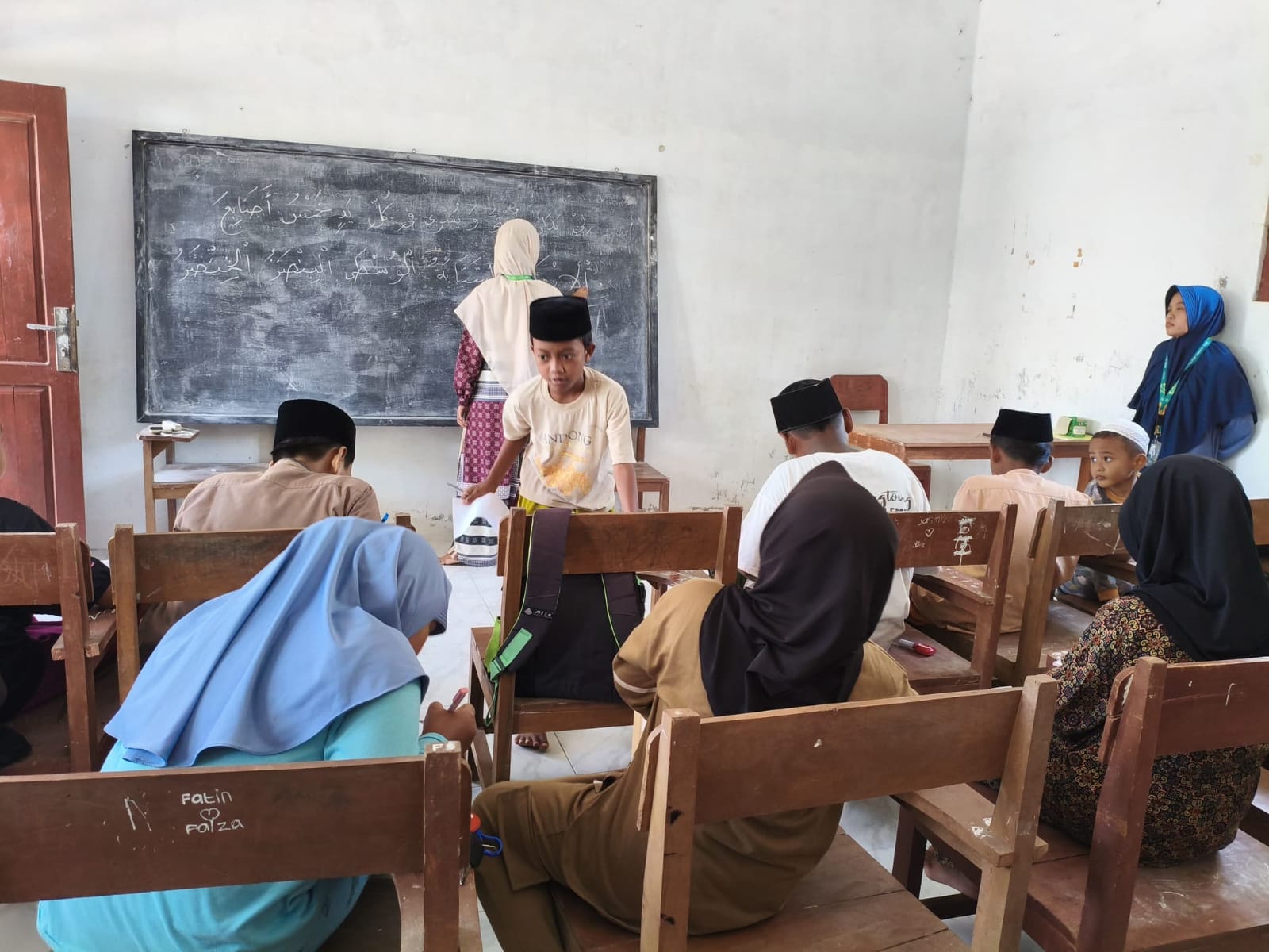 Mahasiswi P2M UNIA Prenduan Mengimplementasikan Dakwah Edukatif melalui Optimalisasi Kompetensi Komunikasi Berbahasa Arab di Madrasah Diniyah Al-Ma'ruf Aengtongtong