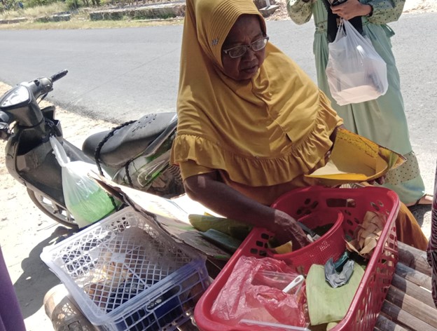 Bertahan Delapan Tahun, Lontong Urap Ibu Asiani Jadi Potret Ketangguhan UMKM Desa Tanjung