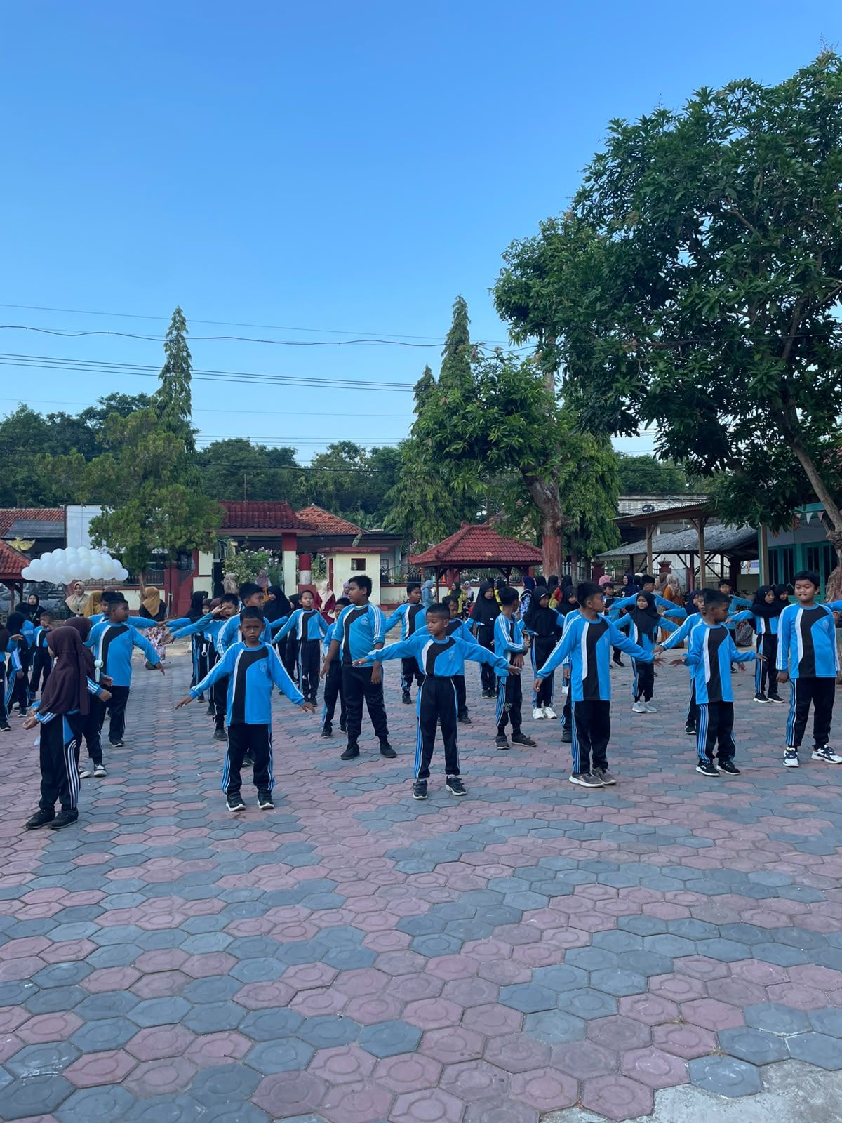 Semangat Hidup Sehat dan Peduli Lingkungan Warnai Penutupan MPLS SDN 1 dan TK Saroka, Diakhiri Pelepasan Balon Harapan