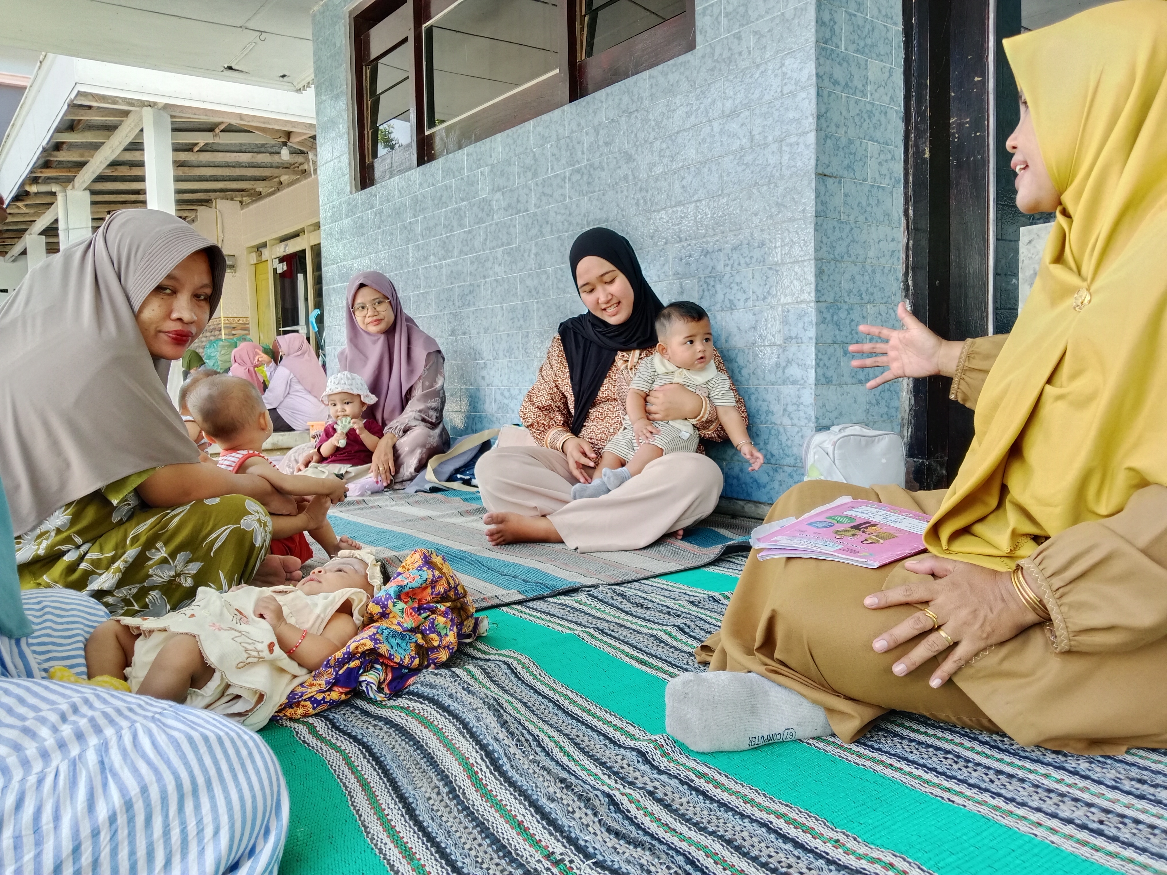 Kegiatan posyandu di desa Galis