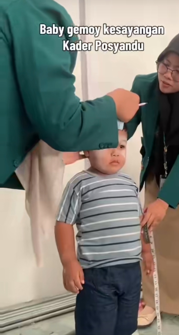 Mahasiswi P2M Bersama Kader Posyandu Tingkatkan Kesehatan Ibu dan Balita Melalui Kegiatan Posyandu di desa montok