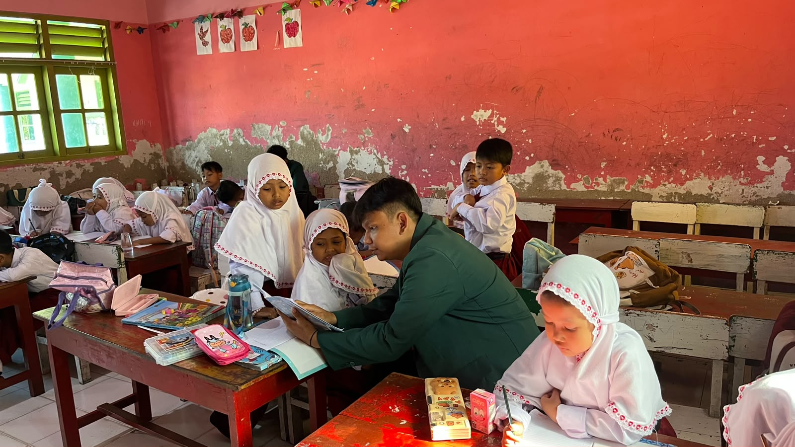 Bangun Budaya Literasi Sejak Dini, Mahasiswa P2M UNIA Dampingi Siswa SDI Mabdaul Falah Belajar Membaca
