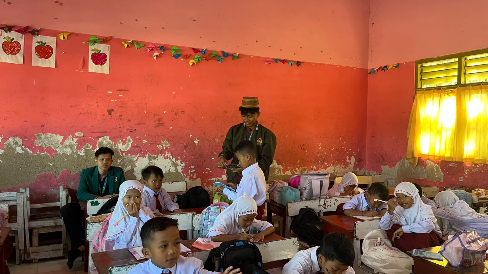 Bangun Budaya Literasi Sejak Dini, Mahasiswa P2M UNIA Dampingi Siswa SDI Mabdaul Falah Belajar Membaca