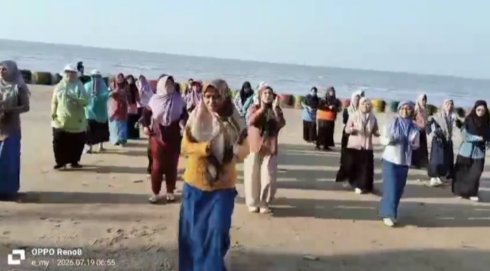 Perkuat Sinergi Mahasiswa dan Ibu PKK, Mahasiswi P2M UNIA Prenduan Desa Galis Ikuti Senam Sehat di Pantai Jumiang