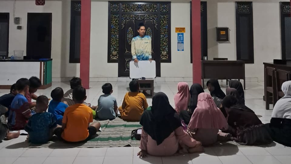 Rumah Belajar Desa Hadirkan Belajar Malam bagi Anak-anak Karduluk