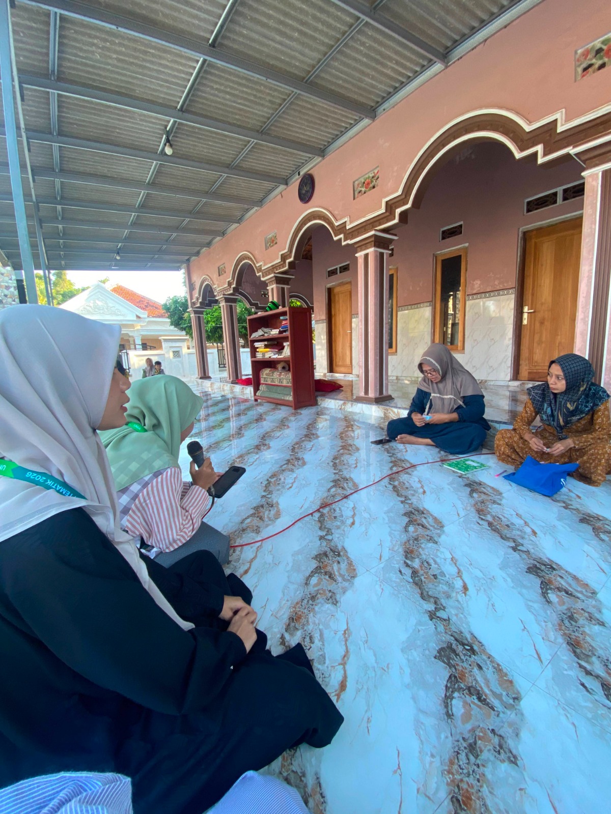 Peserta P2M UNIA Prenduan Berpartisipasi dalam Mengikuti Pengajian Arisan Masyarakat Desa Lobuk