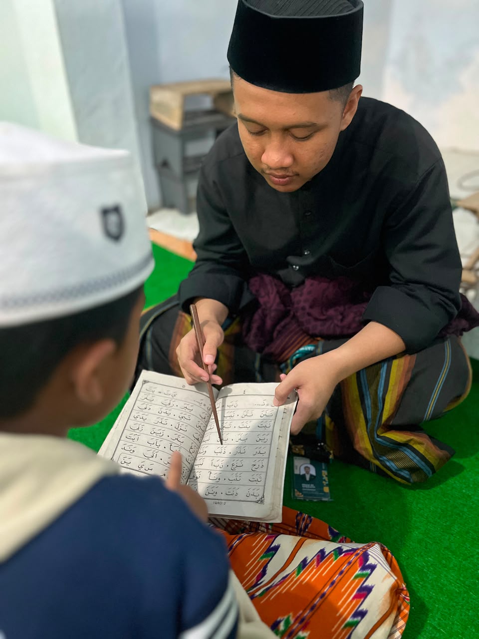 Mengajar Mengaji Anak anak Kecil di TPQ Raudhatul Jannah