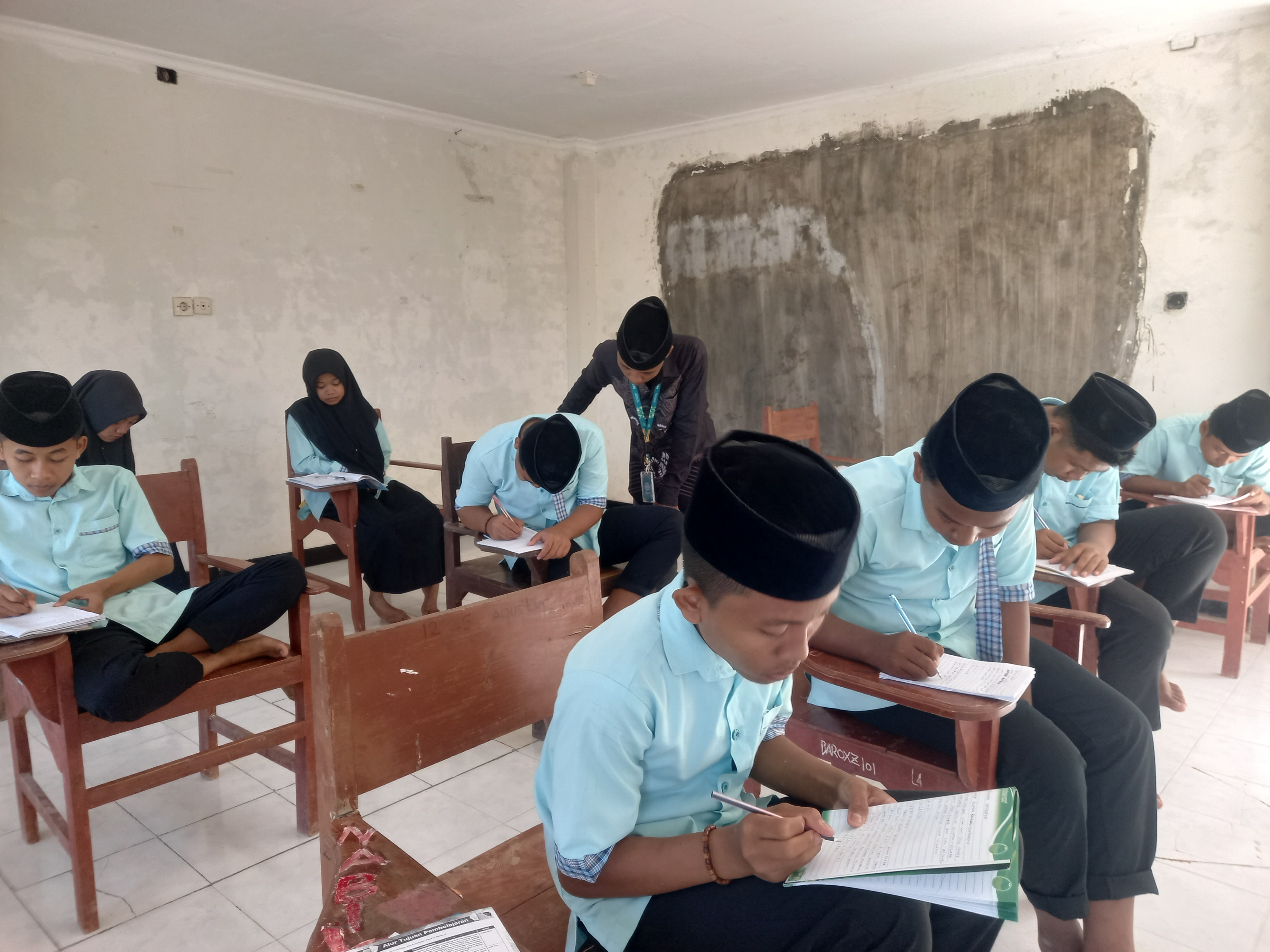 Peserta P2M membantu KBM di ponpes misbahul munir sentol daya