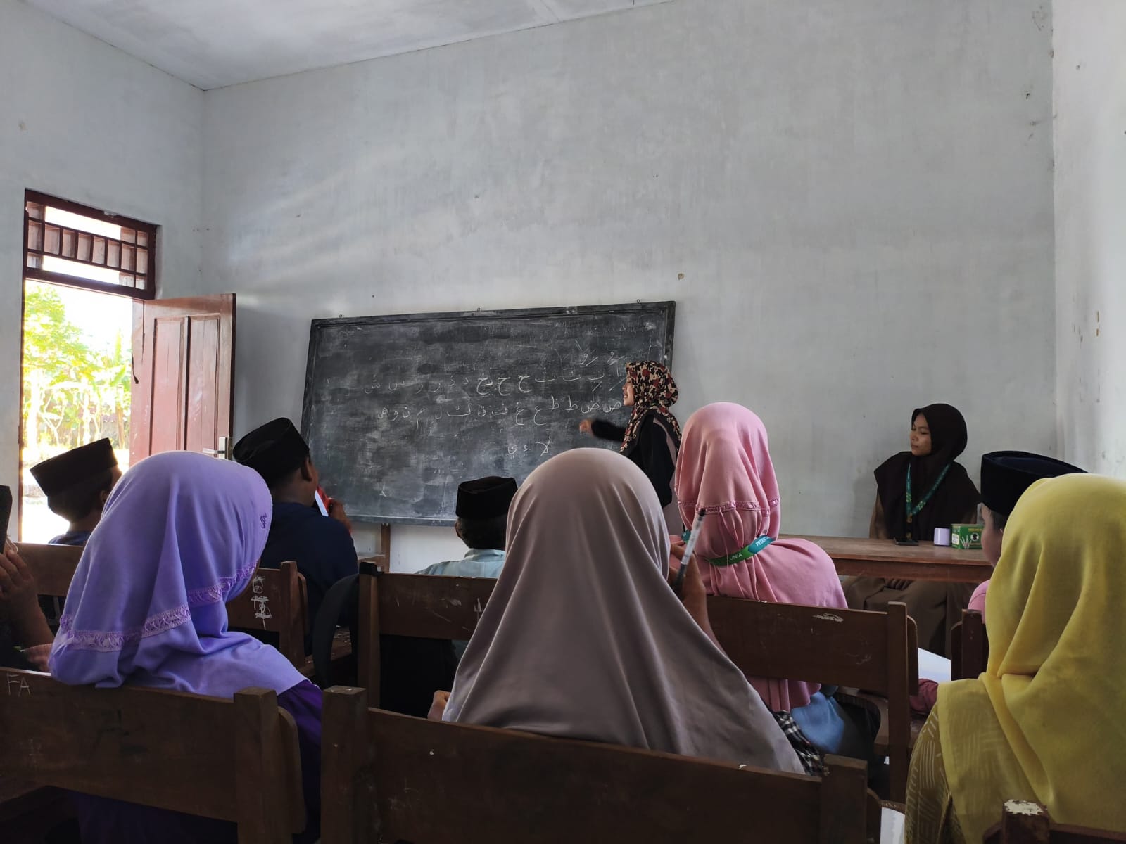 Pendampingan Pembelajaran Al-Qur'an sebagai Upaya Penguatan Literasi Keagamaan Anak-Anak oleh Mahasiswi P2M UNIA Prenduan di Madrasah Diniyah Al-Ma'ruf Aengtongtong, Saronggi, Sumenep