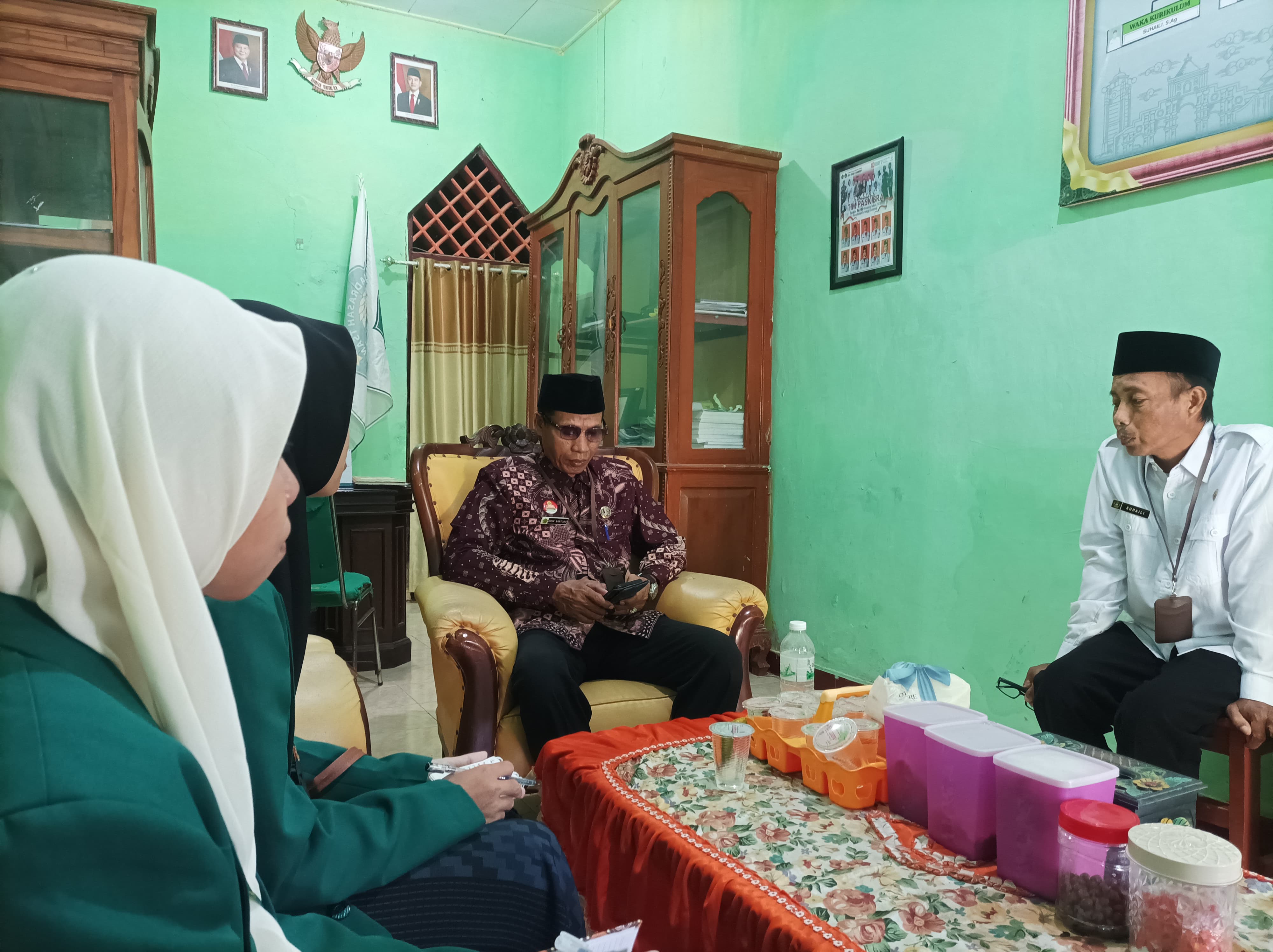 Koordinasi Bersama Kepala Madrasah, Peserta P2M Kelompok 6 Dukung Kelancaran Pembelajaran di MTsN 3 Desa Tanjung