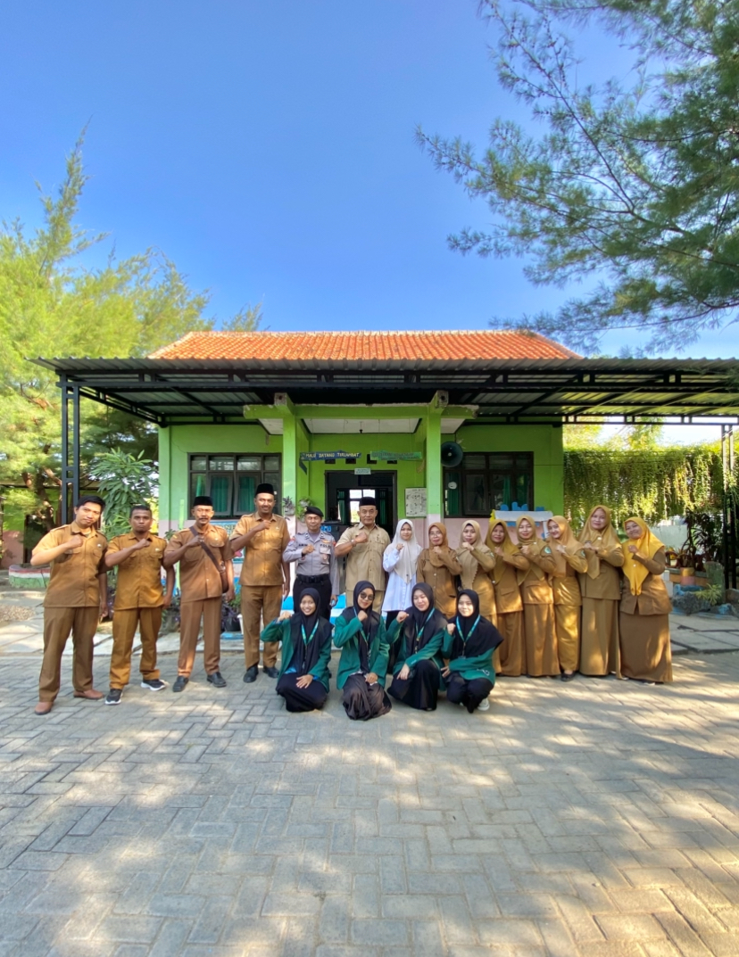 Peserta P2M mengikuti kegiatan upacara bendera di SD Negeri 5 Tanjung