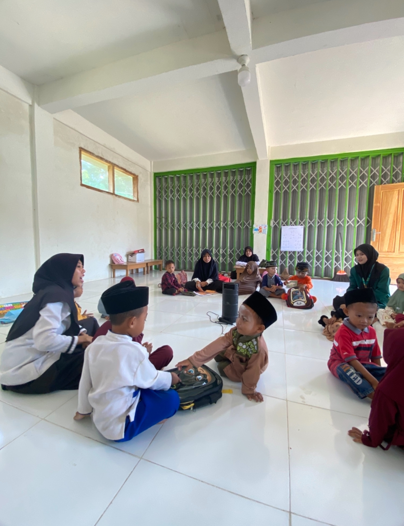 Menemani murid RA Adirasa belajar