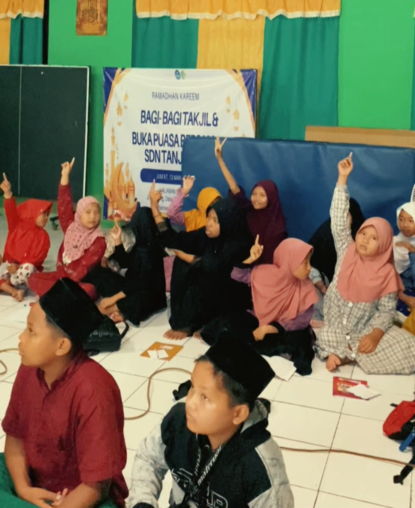 Mengadakan bimbingan belajar bahasa asing kepada murid SD Negeri 5 Tanjung