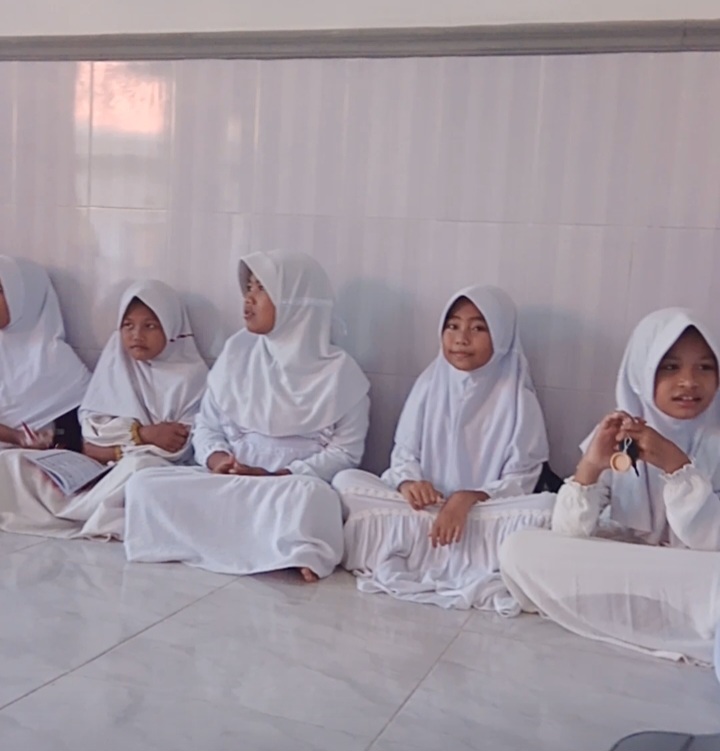 Kegiatan belajar mengajar di madrasah diniyyah