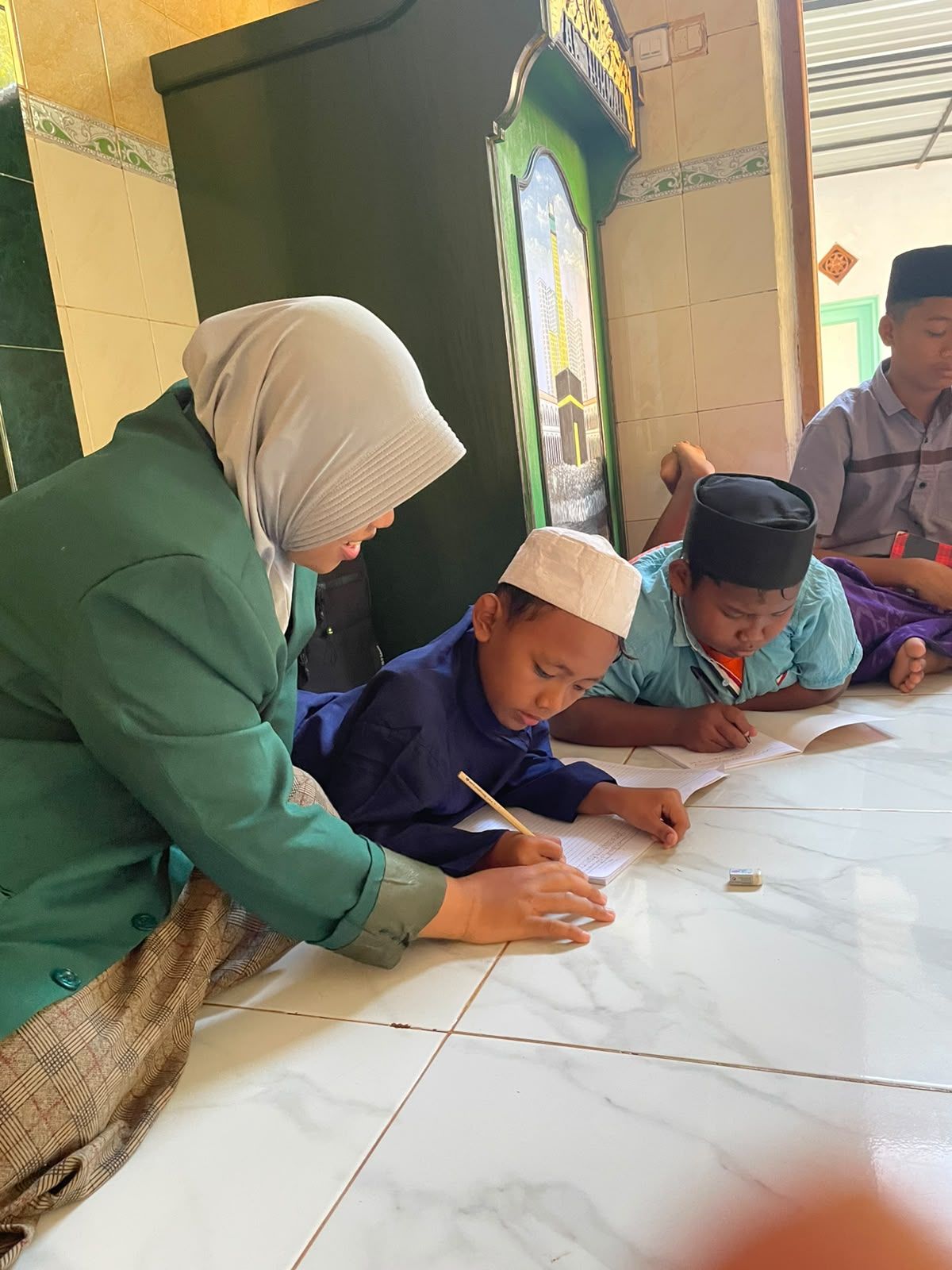 Tingkatkan Kualitas Pembelajaran Al-Qur'an, Mahasiswa P2M Universitas Al-Amien Prenduan Laksanakan Program Tahsin di TPQ Darut Toyyibin