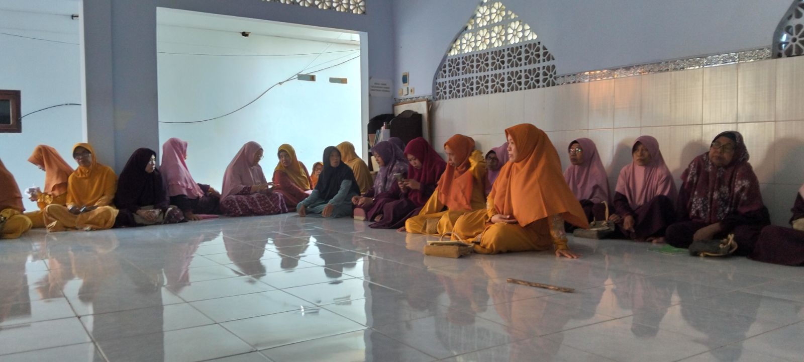 Perkuat Jalinan Kemitraan dengan Masyarakat, Mahasiswa P2M Universitas  Al-Amien Prenduan Hadiri Kegiatan Rutin Majelis Ta'lim di Desa Saroka