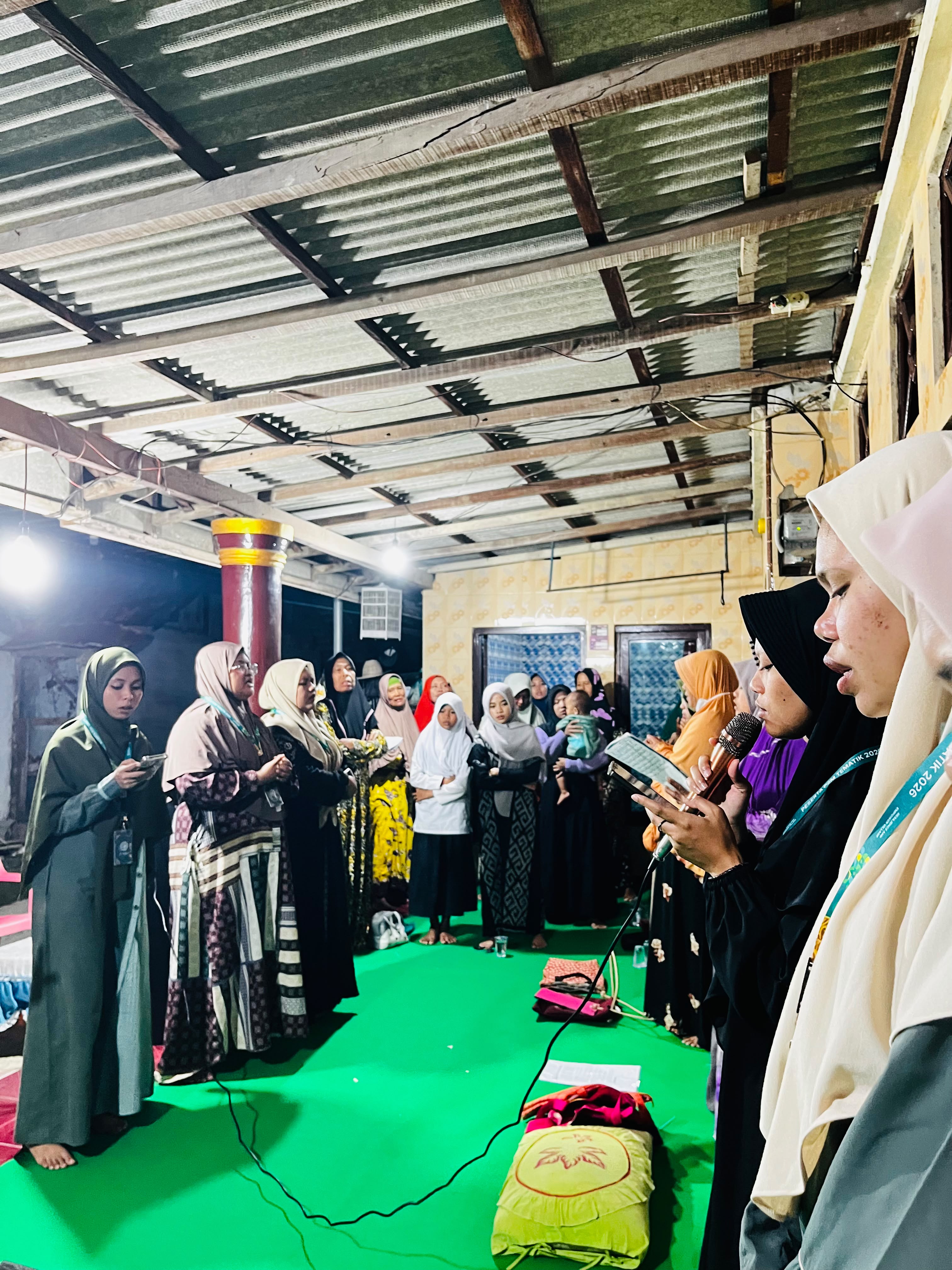 Mahasiswa P2M UNIA Prenduan Isi Rangkaian Pengajian Rutin Malam Kamis yang Berlangsung di Dusun Kotteh
