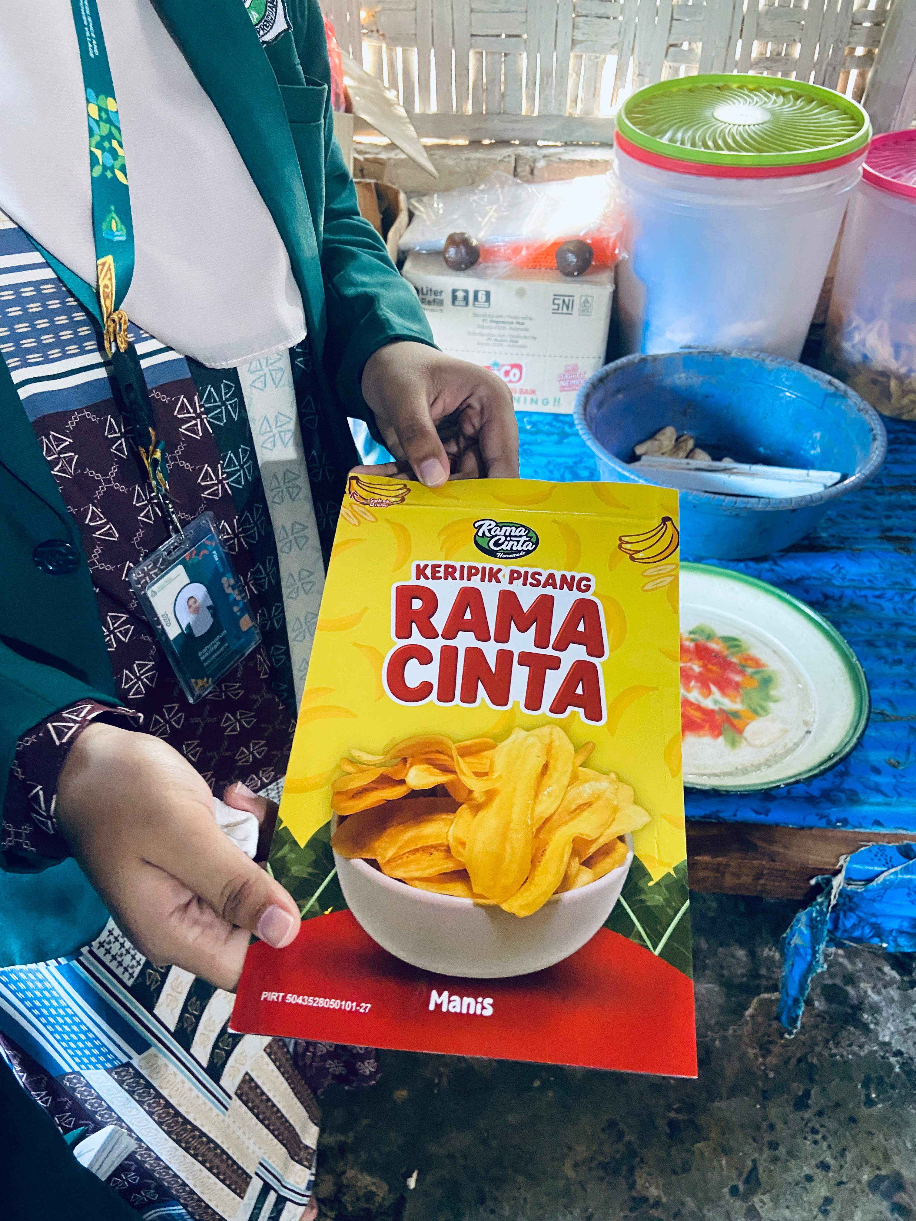 Gali Inspirasi dan Kembangkan Proker UMKM, Mahasiswi P2M UNIA Kunjungi Usaha Keripik "Rama Cinta" di Dusun Duara