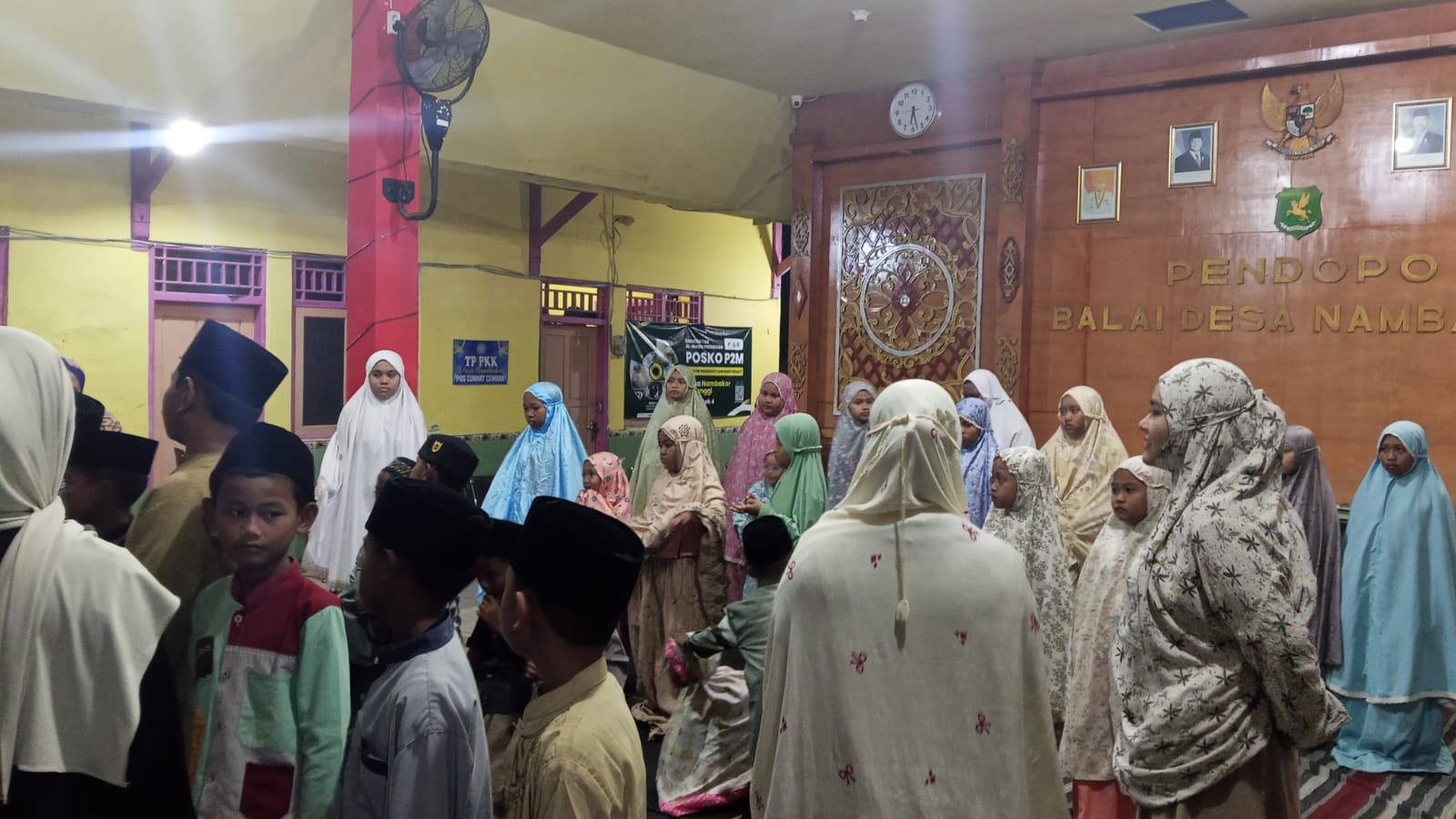 Melalui Tahsinul Ibadah, Mahasiswa P2M UNIA Prenduan Tanamkan Cinta Al-Qur'an dan Sholat Sejak Dini