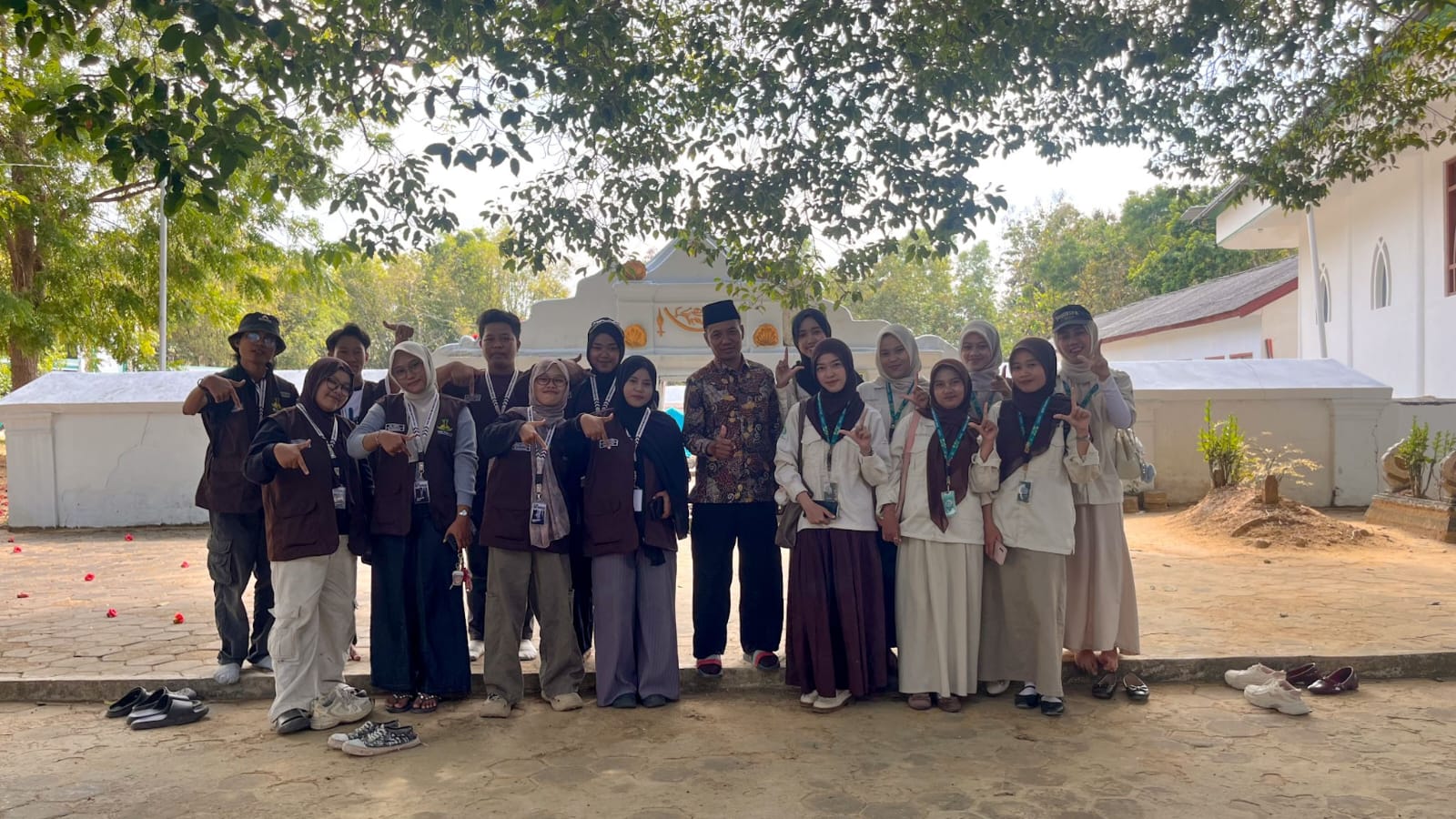 Menelusuri Jejak Ulama, Mahasiswa P2M Desa Murtajih dan UIN Madura Ziarah ke Astah Rabah