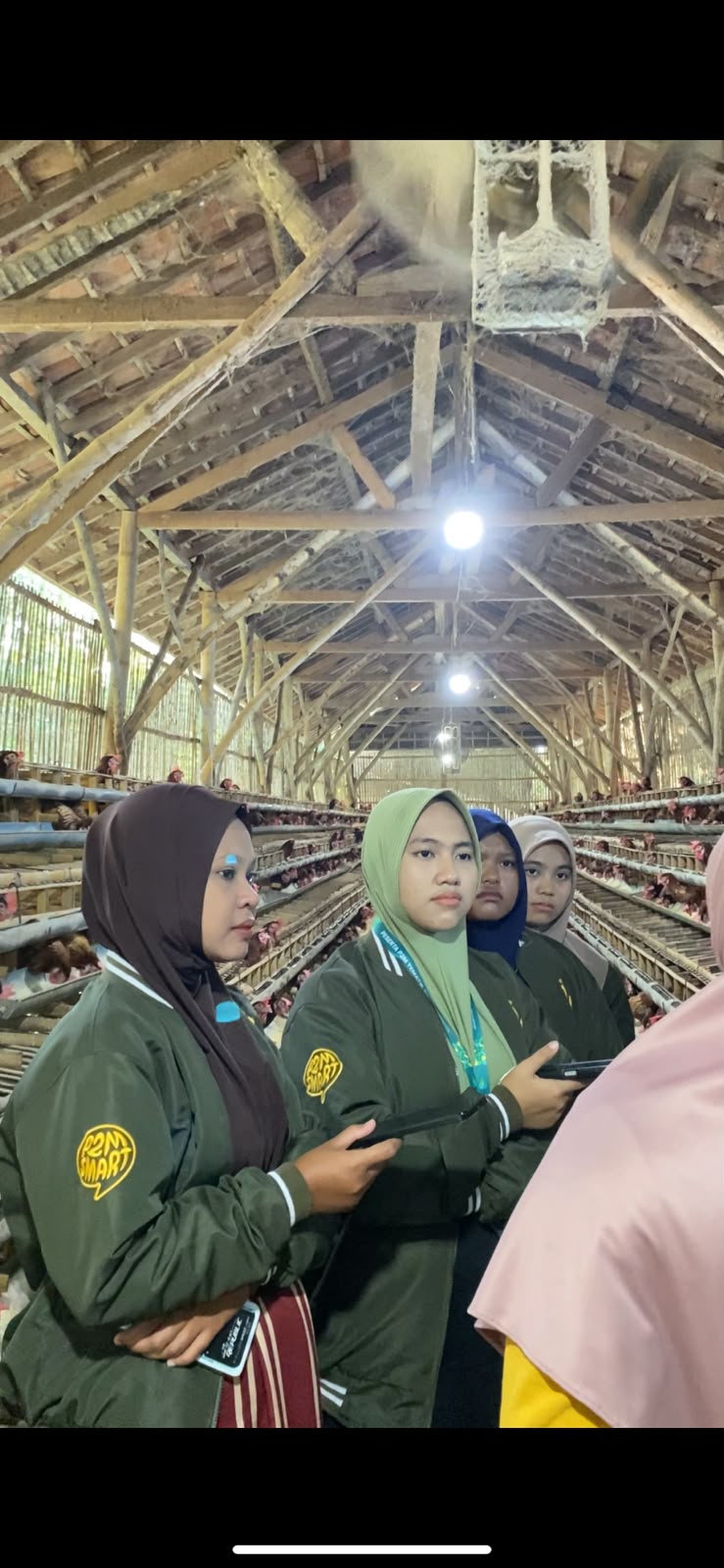Wawancara Peternak Ayam Petelur, Mahasiswa P2M UNIA Himpun Data Potensi Desa Nambakor