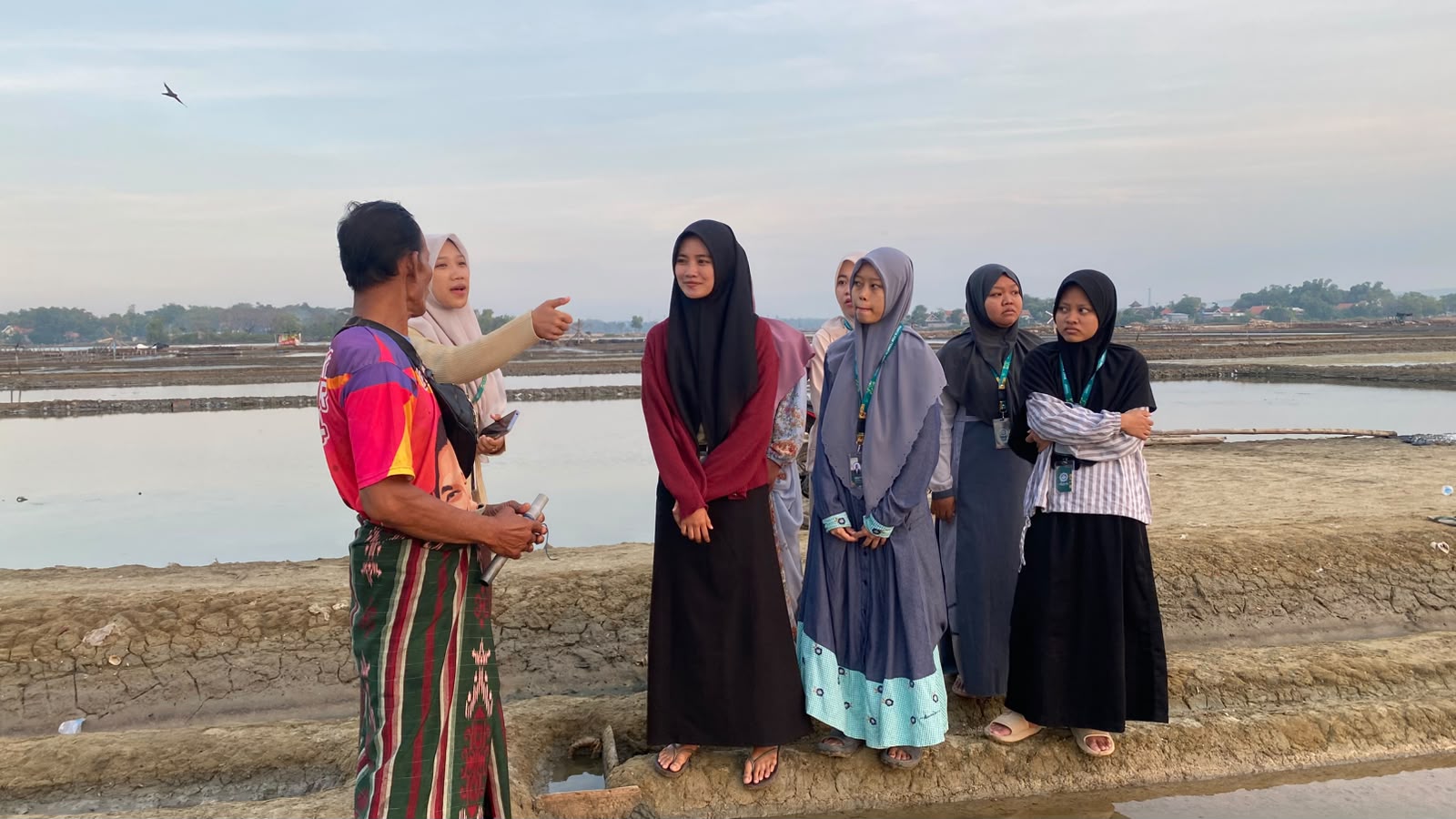Mahasantri P2M Universitas Al-Amien Prenduan Lakukan Observasi Proses Panen Garam dan Pengukuran Jangka Panen di Desa Pandan