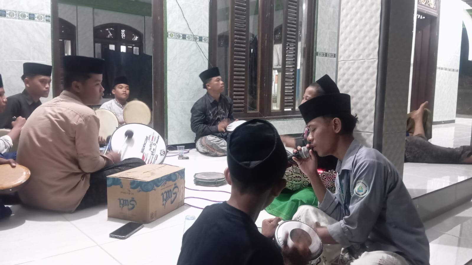 Pembinaan Hadroh Al Banjari Tingkatkan Bakat Seni Islami Santri Pondok Pesantren Al Asy'ariyah Misbaul Munir
