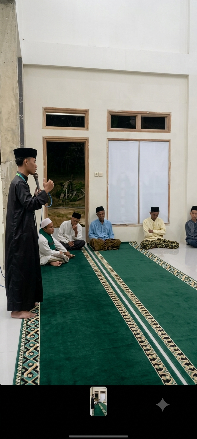 Peserta P2M menyampaikan Qultum kepada masyarakat sentol daya dengan tema "Ikhtiyat Bi Dzalim" Di Masjid Al-Mabrur.