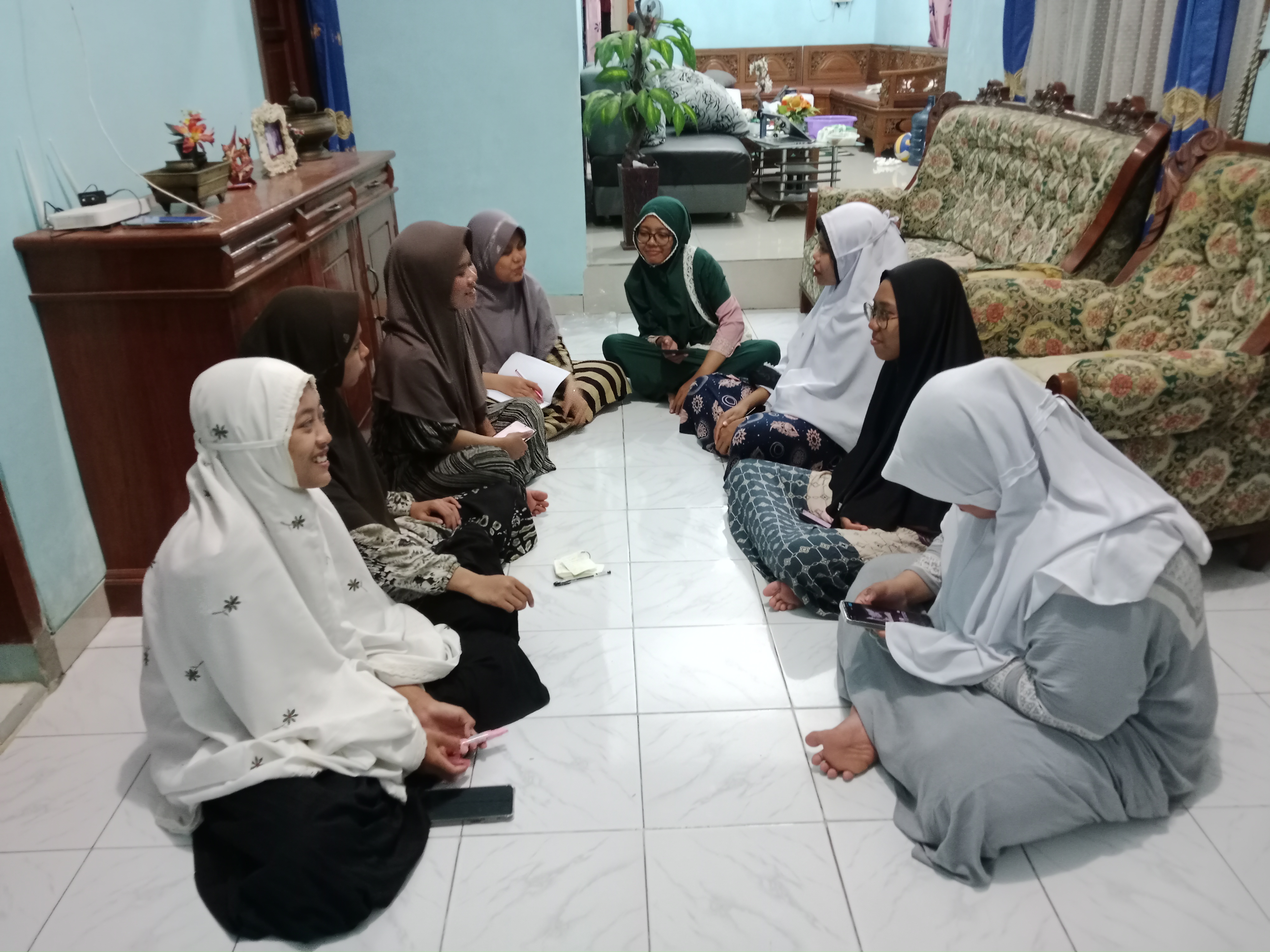 Hari Ke-12 P2M, Mahasiswi UNIA Prenduan Desa Galis Laksanakan Evaluasi Rutin Kinerja dan Program Kerja