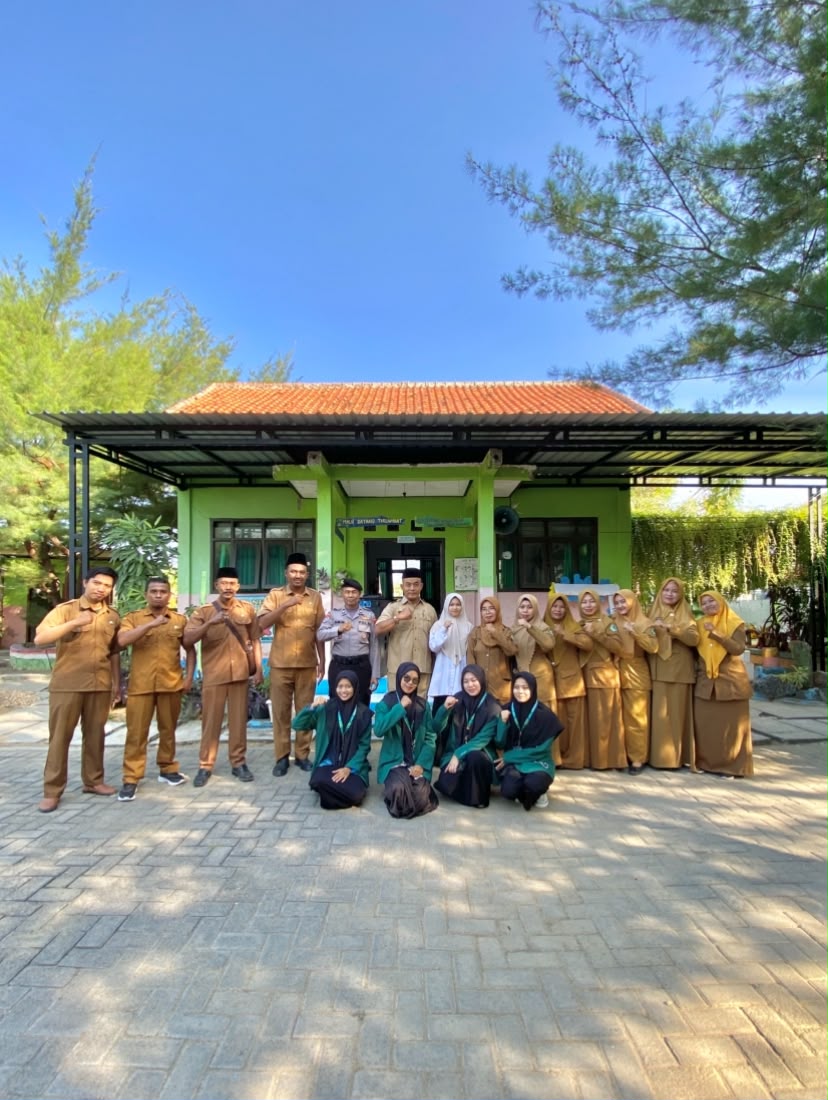 Upacara Bendera di SD Negeri Tanjung 5, Polsek Pademawu Edukasi Bahaya Narkoba kepada Siswa Sejak Dini