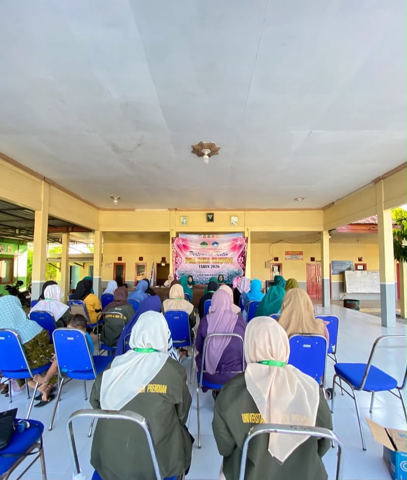 Menghadiri Kegiatan Rutin PKK Desa Tanjung, Peserta P2M melakukan pelatihan membuat kerajinan tangan dari kawat bulu