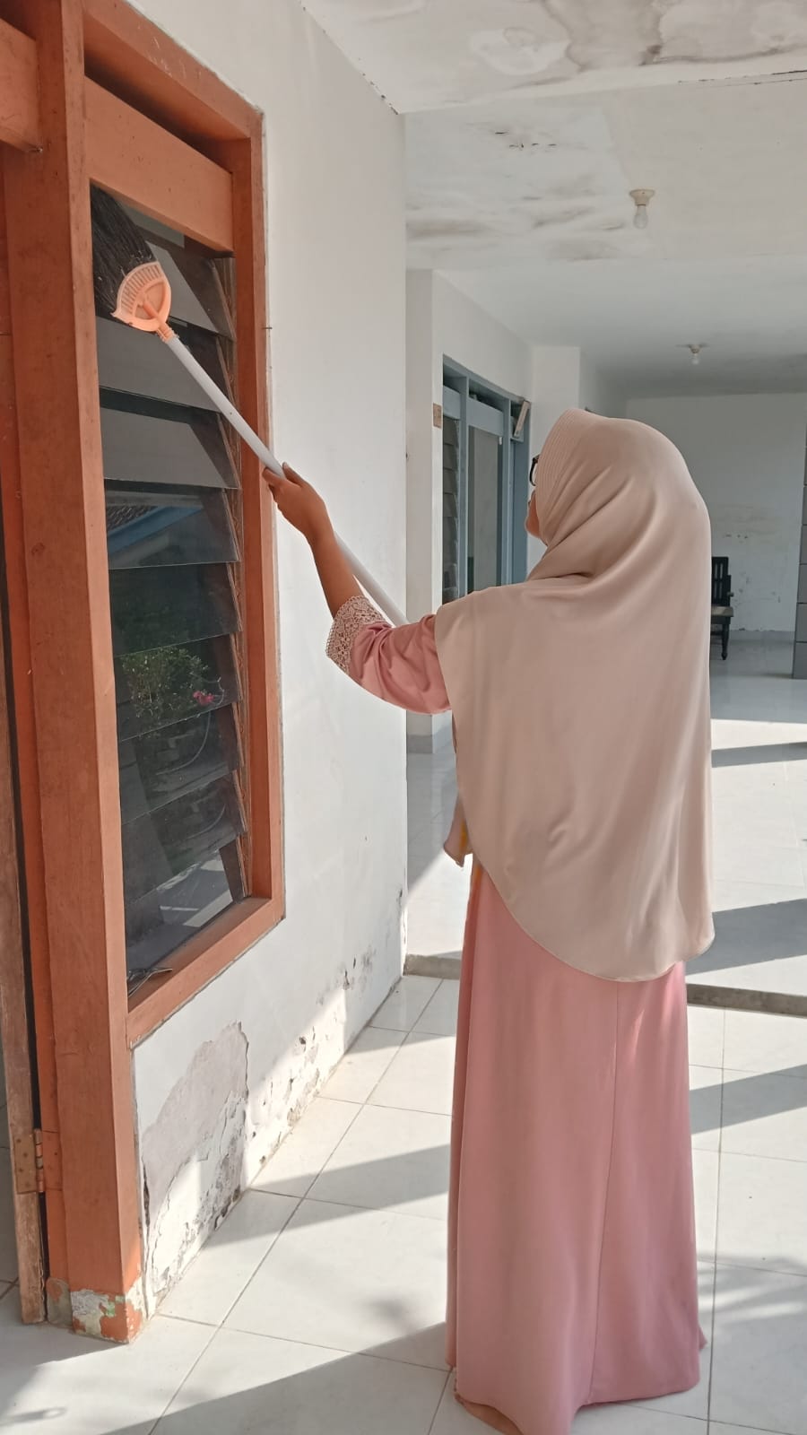 Mahasiswi P2M UNIA Prenduan 2026 Jaga Kebersihan Posko di Desa Galis melalui Piket Akhir Pekan