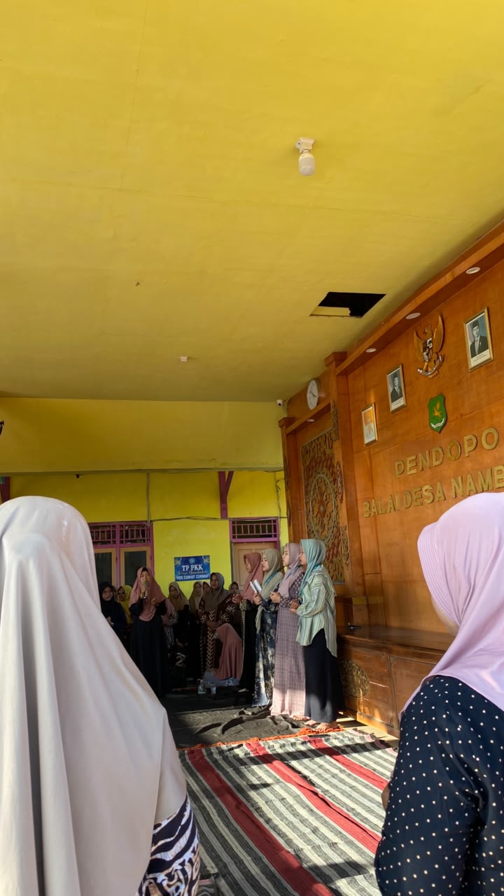 Bershalawat dengan Ibu Muslimat Desa Nambakor