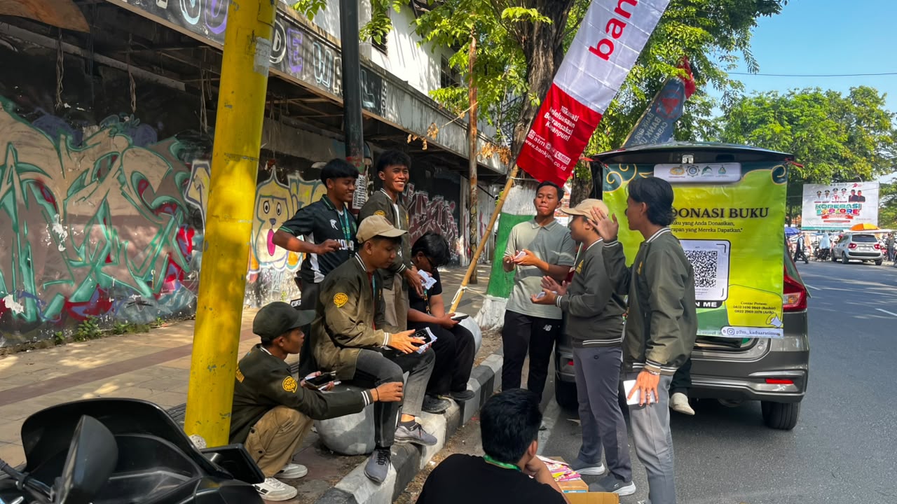 Gerakan "Satu Buku untuk Sejuta Harapan" Menggema di CFD Pamekasan, Mahasiswa P2M UNIA Ajak Warga Berdonasi