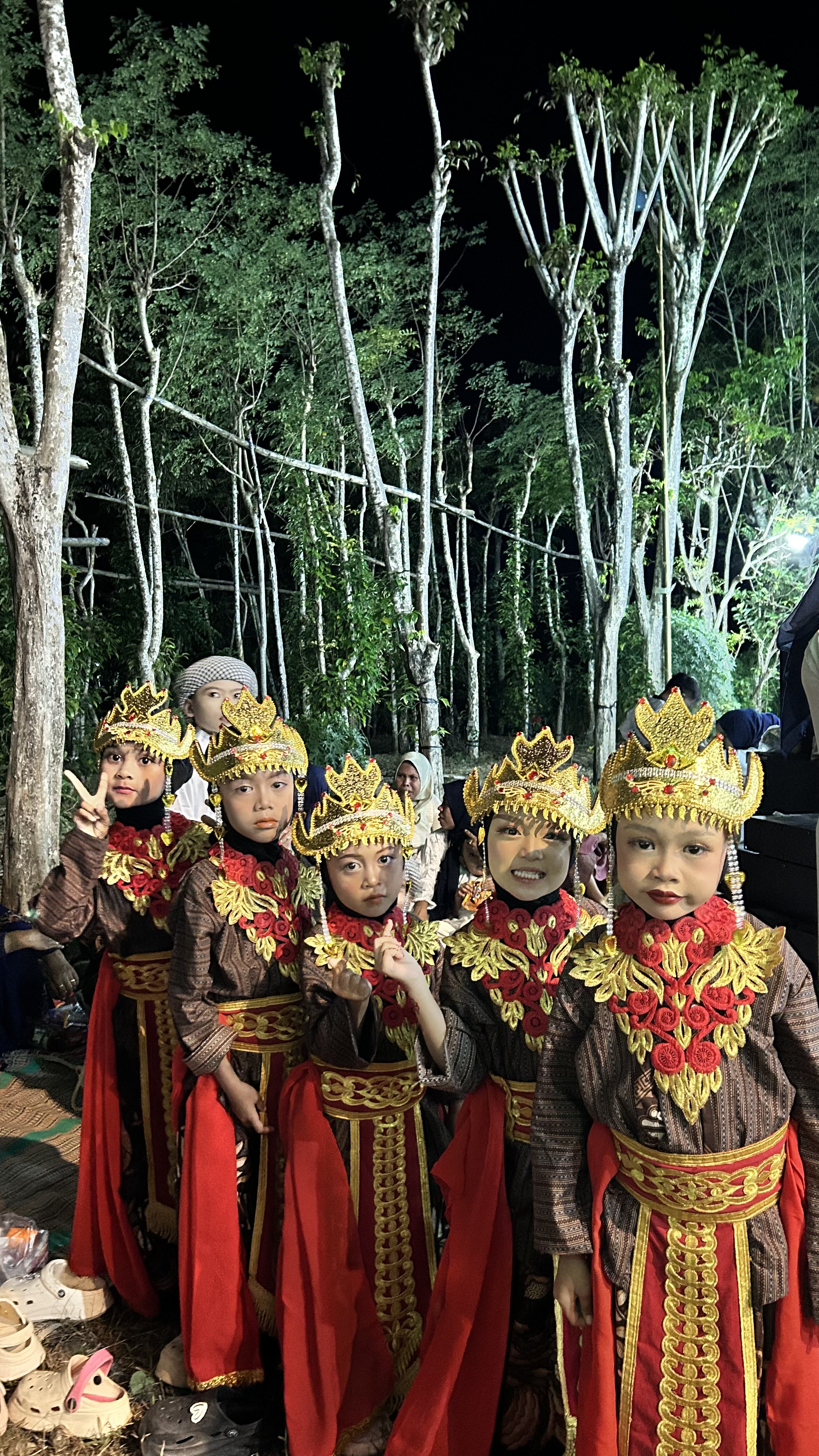Melestarikan Warisan Budaya, P2M Universitas Al-Amien Prenduan Sukses Gelar Pagelaran Seni Tari Tradisional di Desa Bluto