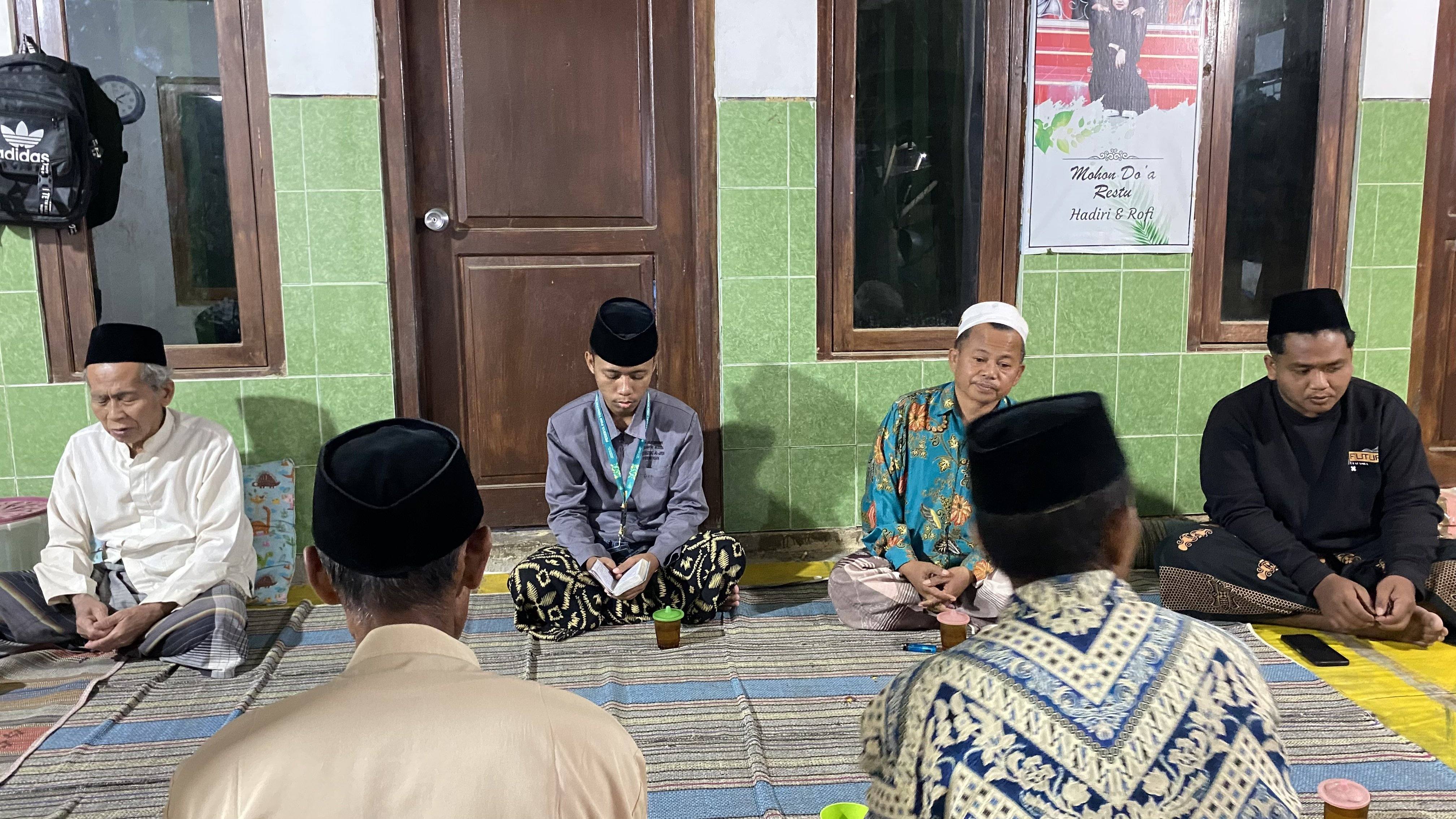 Mahasiswa P2M UNIA Hadiri Yasinan 40 Harian, Sosialisasikan Program Bank Sampah dan Dakwah Sedekah