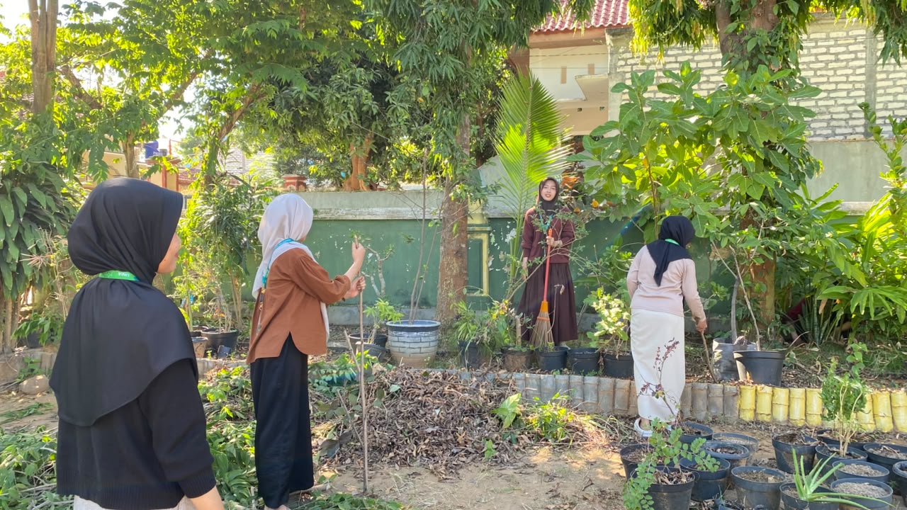 Semangat Gotong Royong, P2M Murtajih Bersihkan Lingkungan Balai Desa Murtajih
