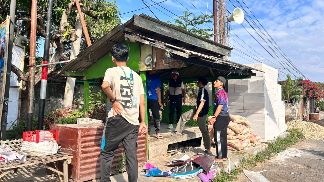 Gotong Royong Membangun Desa, P2M Universitas Al-Amien Prenduan Bersama Warga dan Tokoh Masyarakat Dirikan Taman Ramah UMKM Halal Khas Desa Bluto