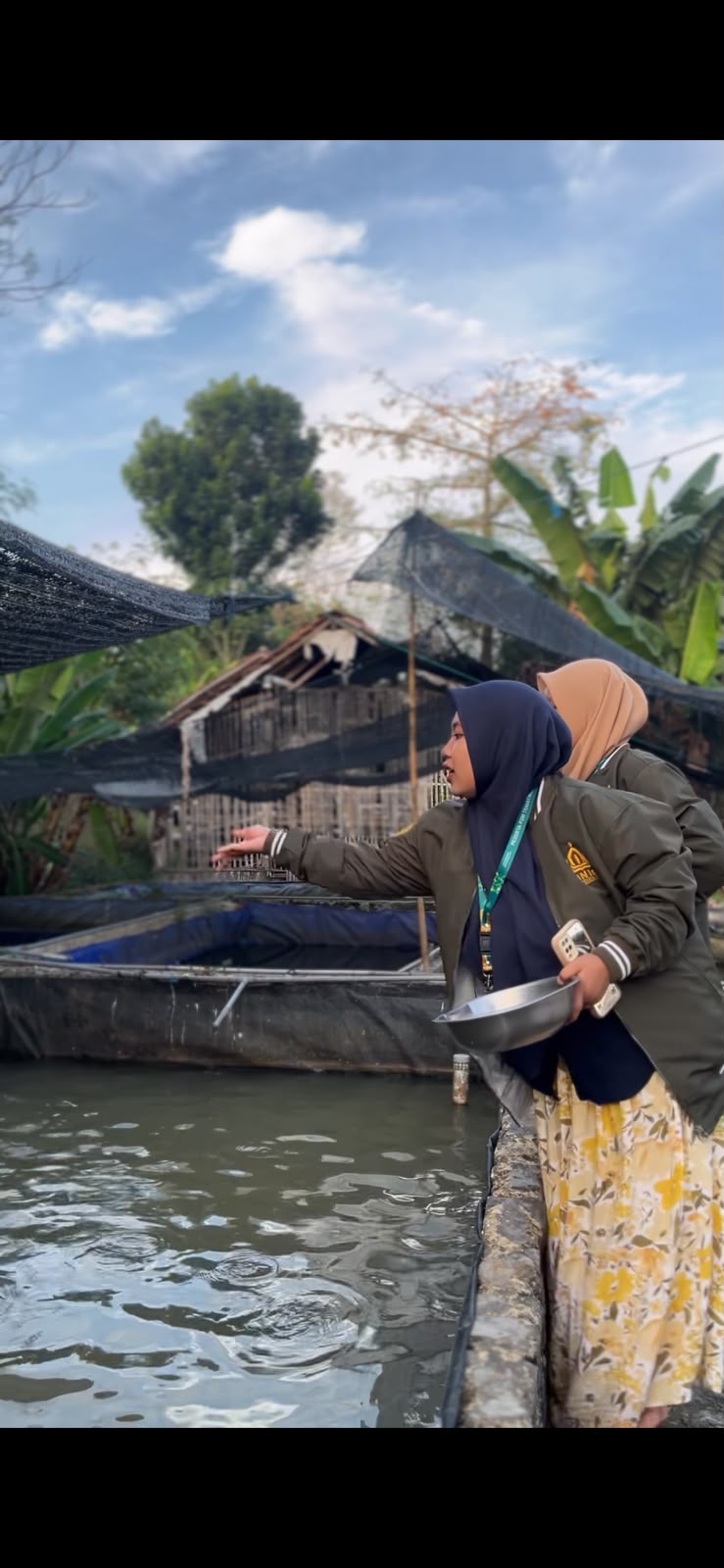 Mengupas Potensi Desa, Mahasiswi P2M Unia Observasi Budidaya Lele di Kaduara Barat