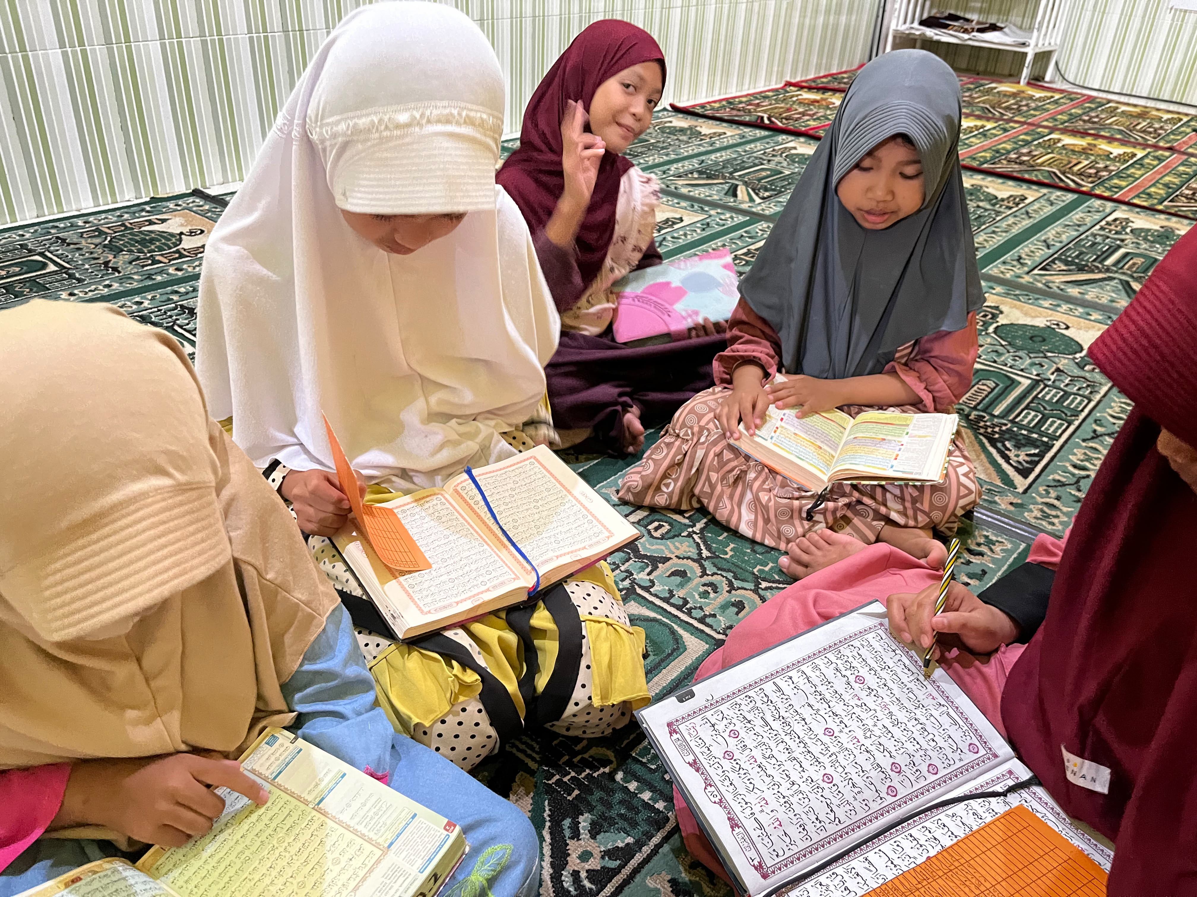 Mahasiswa P2M UNIA Dampingi Pembelajaran Al-Qur'an dan Pembacaan Shalawat Maulid di TPQ As-Shiddiqi Desa Galis